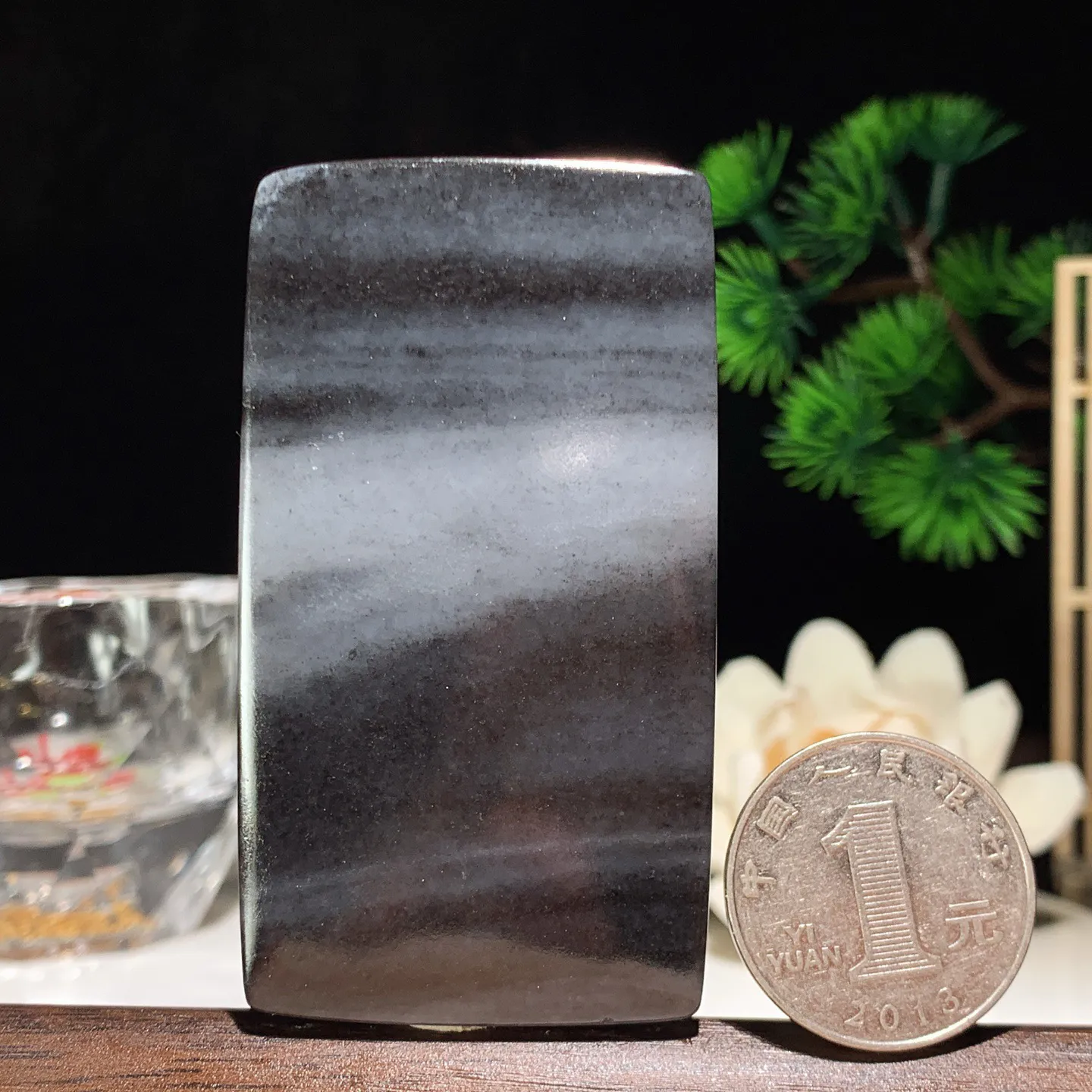 新疆和田玉籽料青花平安无事牌挂件 尺寸69/38/10重76克。玉质细腻油润。手推出油。佩戴高端典雅。lt260207