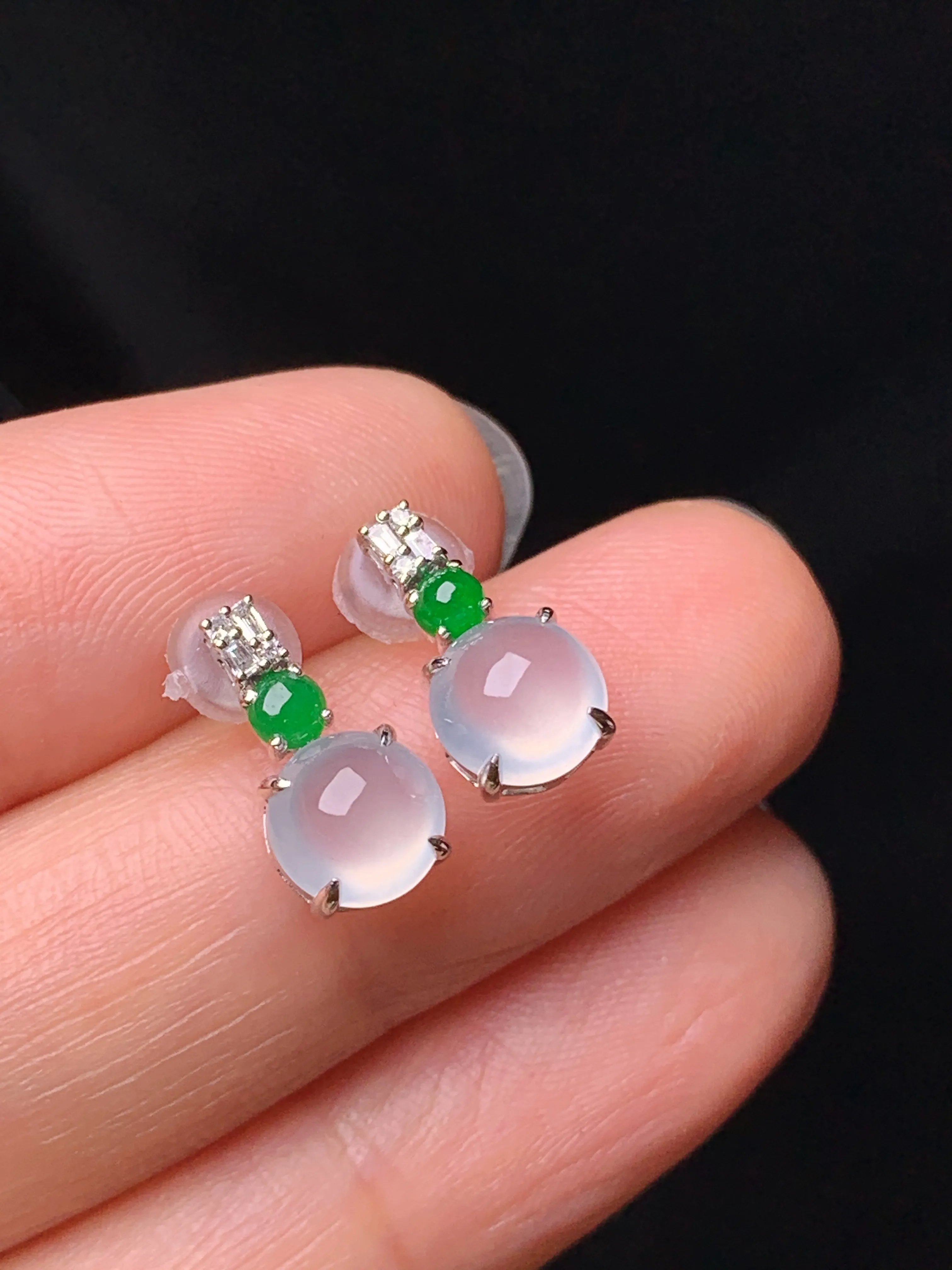 18k金钻镶嵌冰种蛋面耳钉 玉质细腻 色泽艳丽清新 整体尺寸12*6.3*5