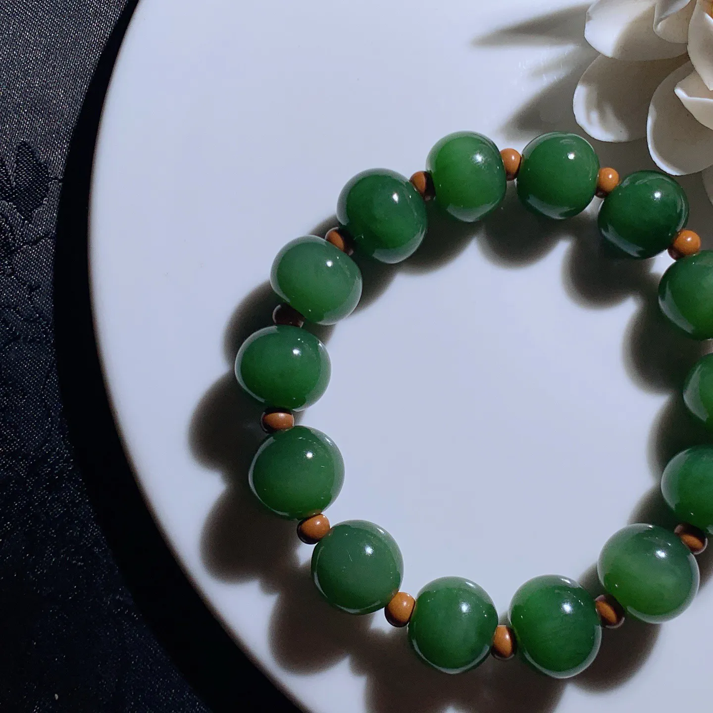 和田玉鲜阳绿俄罗斯碧玉苹果珠手串 单颗尺寸12/14重62克。玉质细腻油润。手推出油。佩戴高端典雅。lt260206