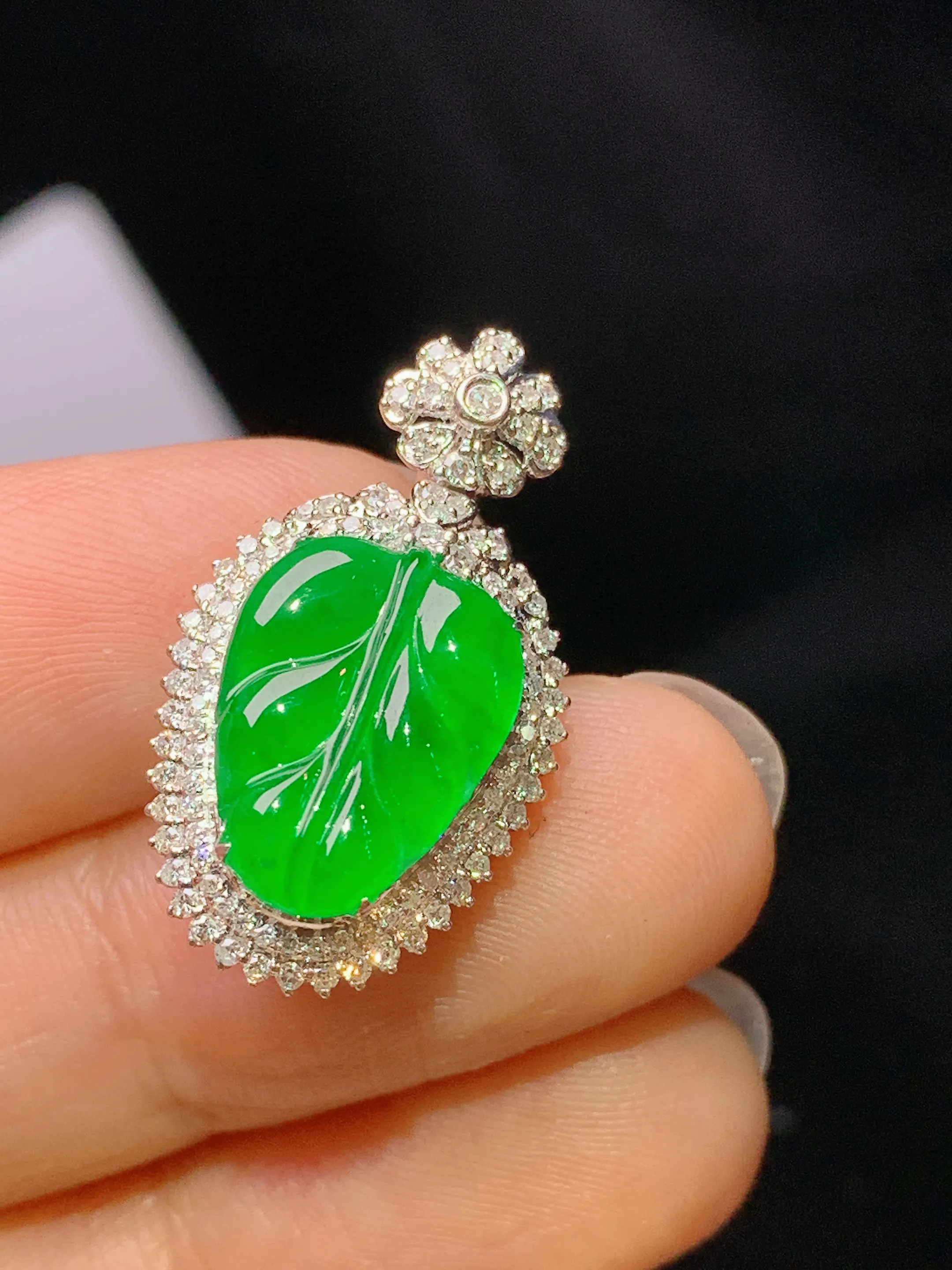 18k金钻镶嵌满绿树叶吊坠 玉质细腻 色泽艳丽清新 整体尺寸25.5*14.3*8.8