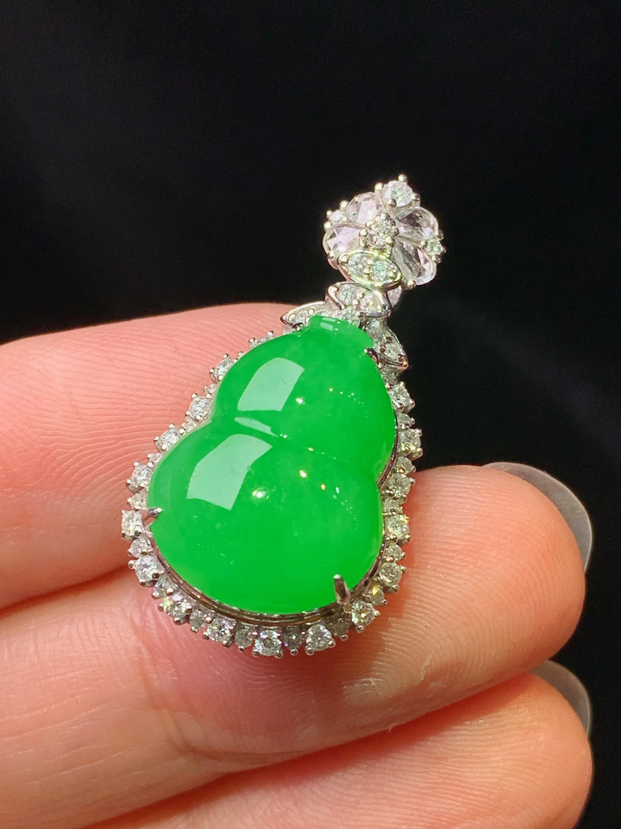 18k金钻镶嵌满绿葫芦吊坠 玉质细腻 色泽艳丽清新 整体尺寸28.3*15.8*11.6