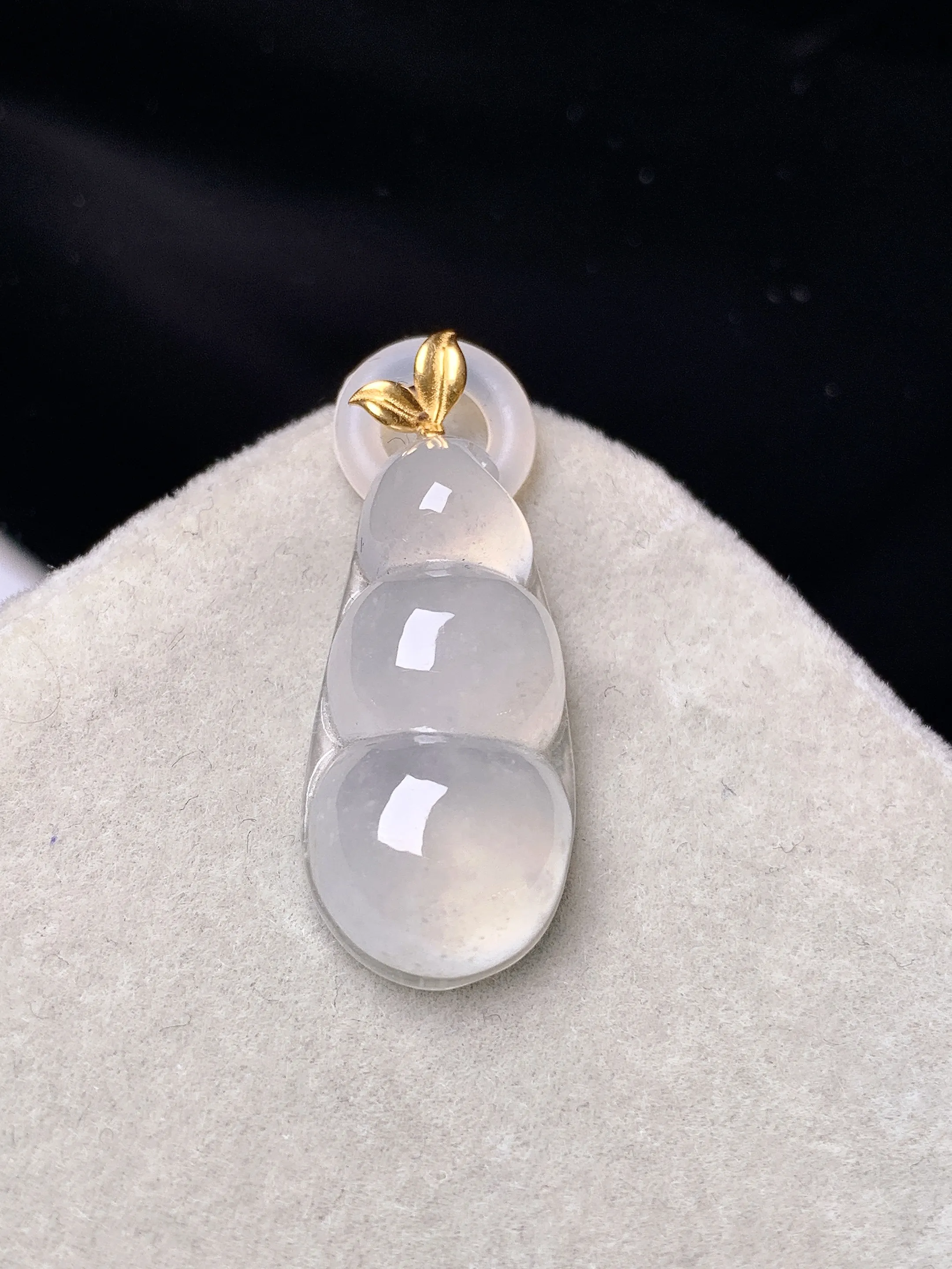 18k金镶嵌冰种四季豆吊坠 玉质细腻 色泽艳丽清新 整体尺寸28.8*11.3*6