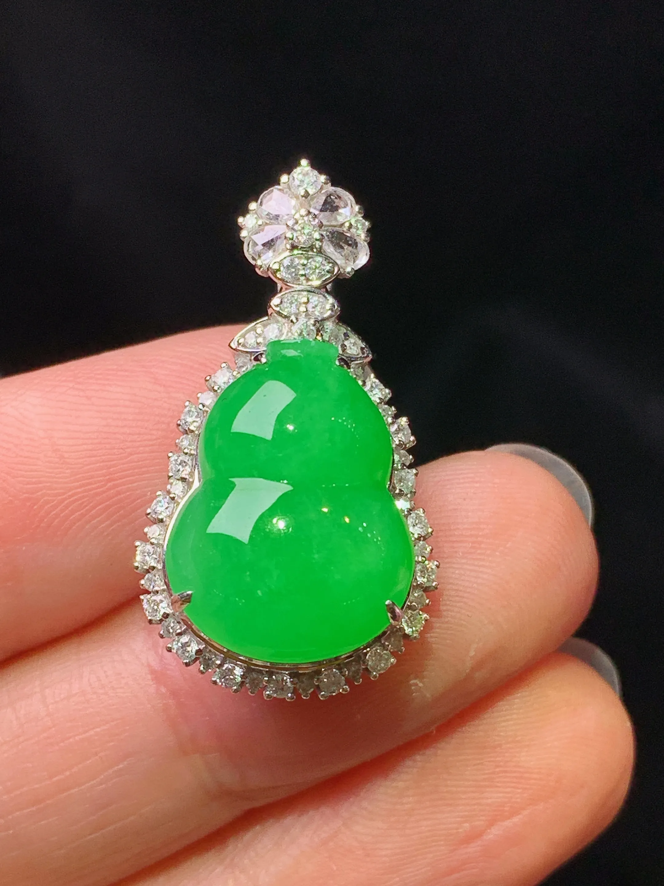 18k金钻镶嵌满绿葫芦吊坠 玉质细腻 色泽艳丽清新 整体尺寸28.3*15.8*11.6