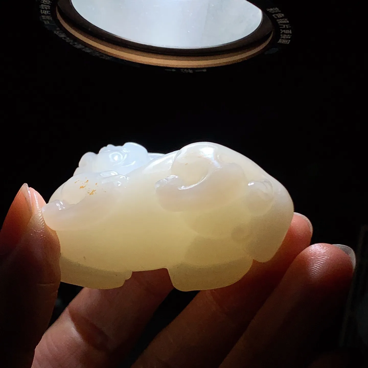 新疆和田玉白玉羊脂白招财进宝貔貅挂件 尺寸49/28/33重58.4克。玉质细腻油润。手推出油。佩戴高端典雅。lt260207