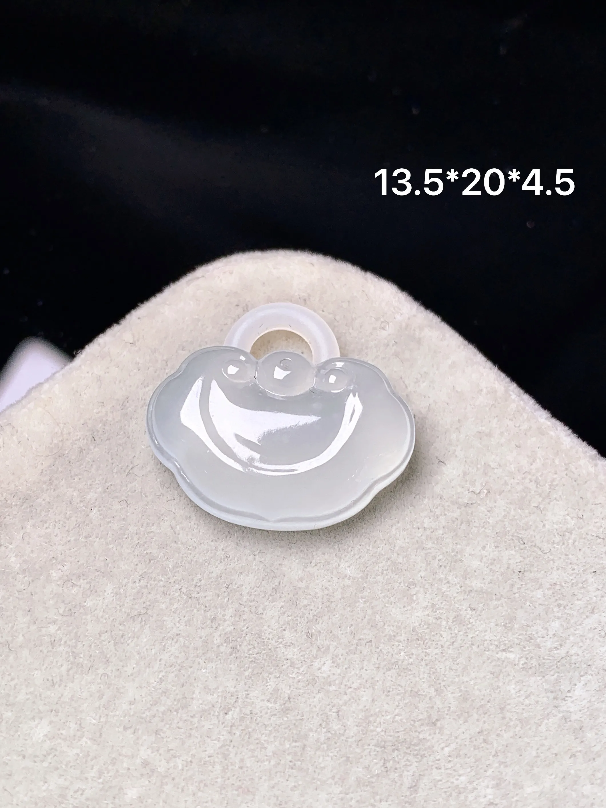 冰种如意吊坠 玉质细腻 色泽艳丽清新 整体尺寸13.5*20*4.5