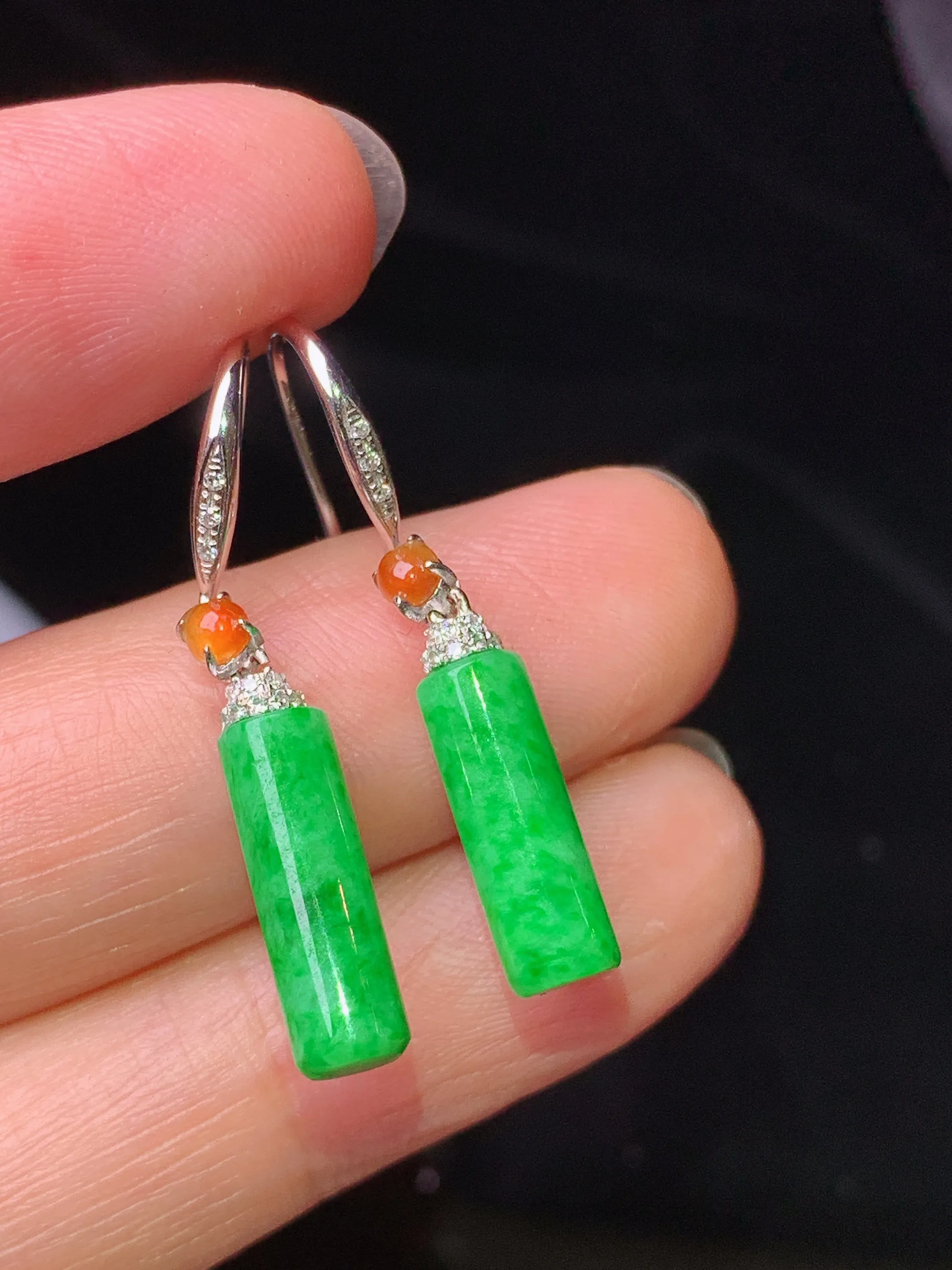 18k金钻镶嵌翠绿玉柱耳坠 玉质细腻 色泽艳丽清新 整体尺寸31*4.8