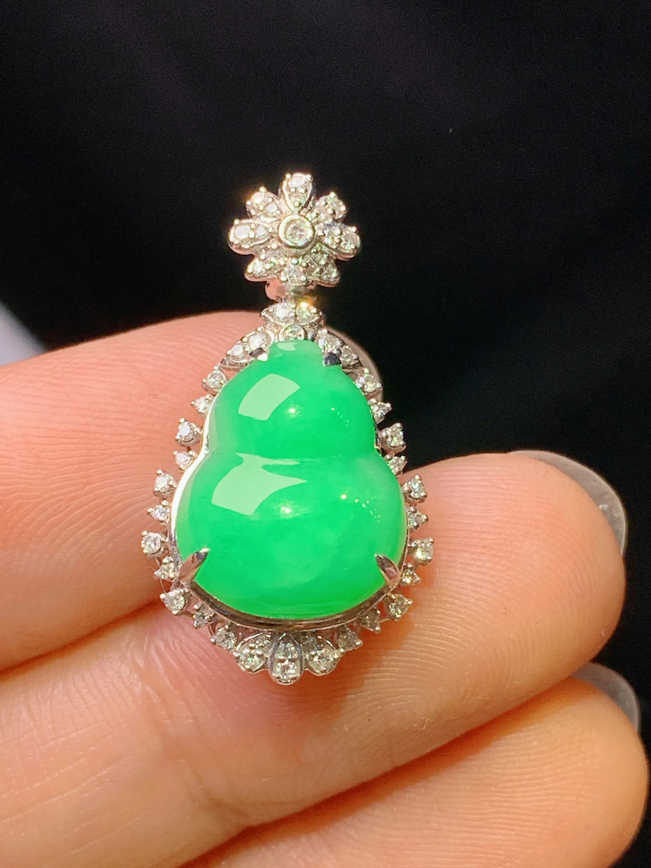 18k金钻镶嵌翠绿葫芦吊坠 玉质细腻 色泽艳丽清新 整体尺寸25.2*14*9.5