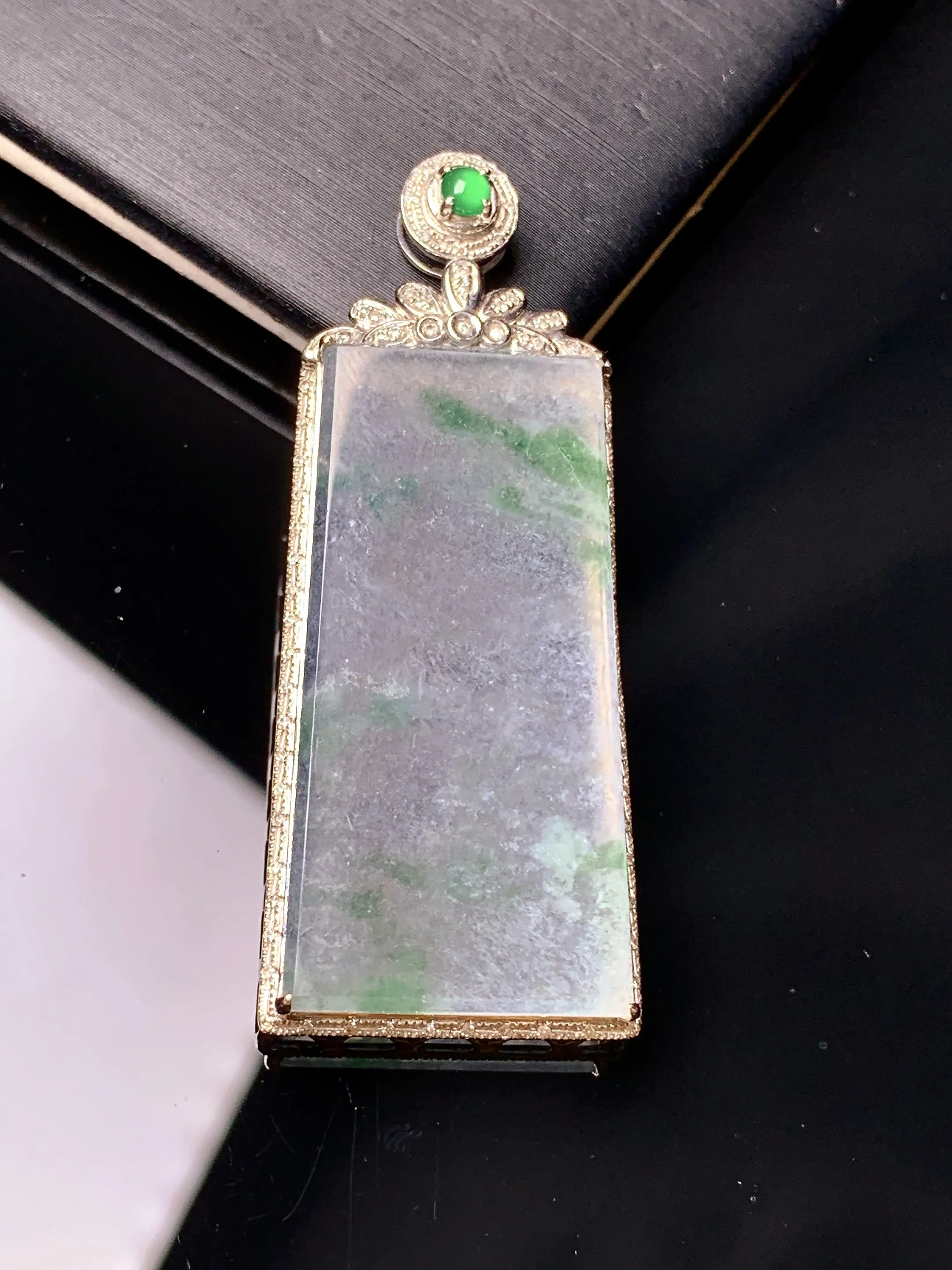18k金钻镶嵌冰种飘绿无事牌吊坠 玉质细腻 色泽艳丽清新 整体尺寸48.3*19.3*5.5
