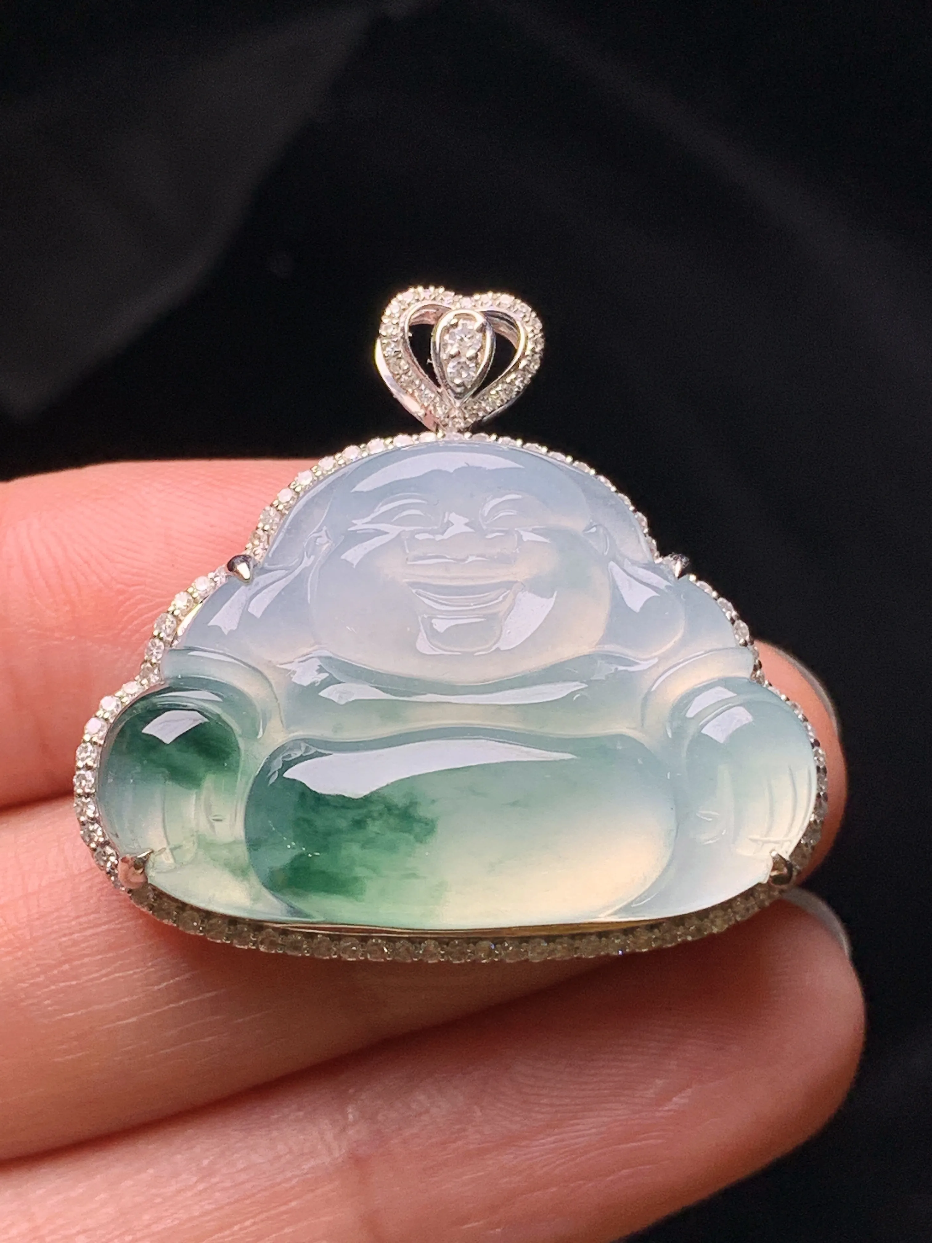 18k金钻镶嵌冰种飘绿佛公吊坠 玉质细腻 色泽艳丽清新 整体尺寸29.2*32*8.8
