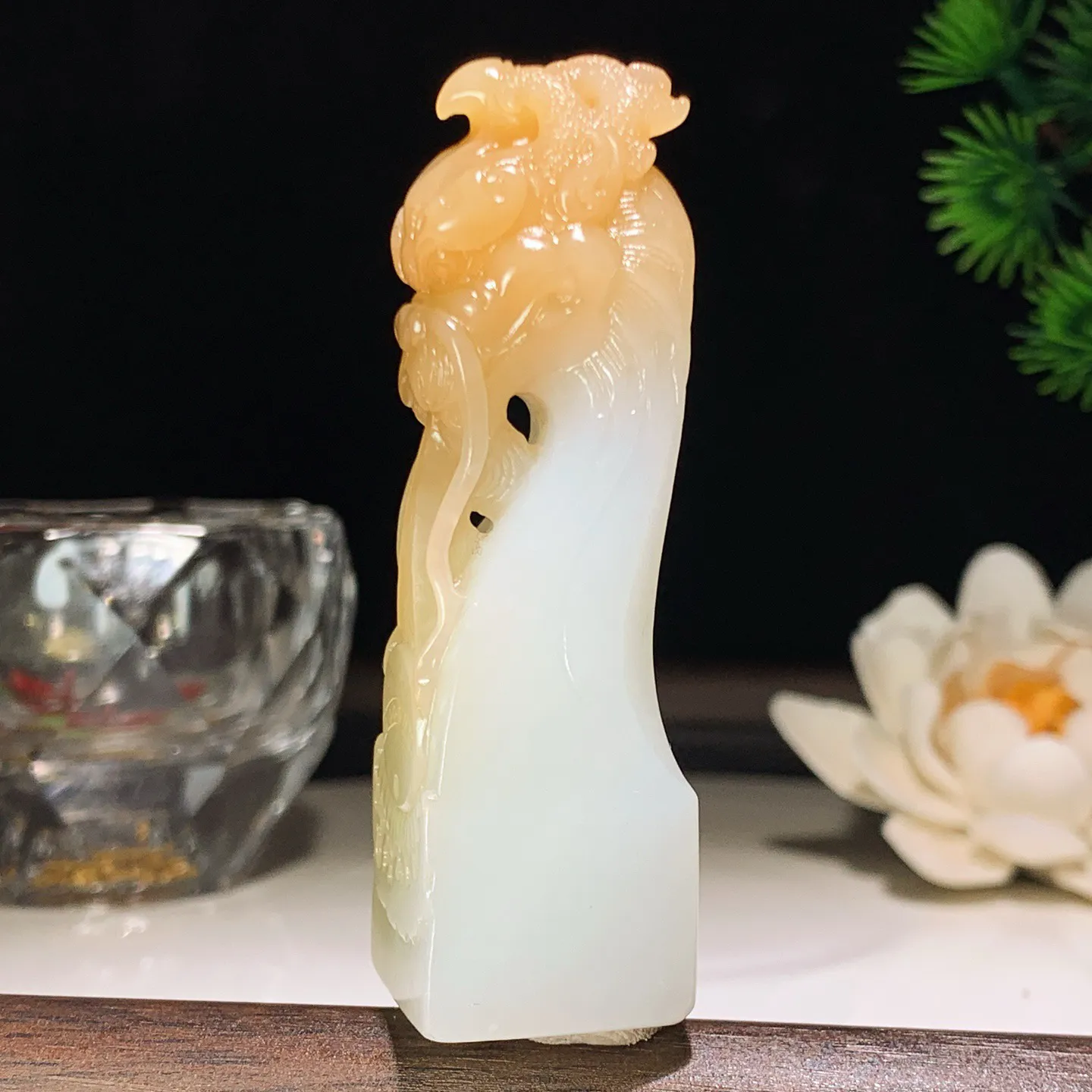 新疆和田玉羊脂白且末糖龙佑一方印章 尺寸69/20/20重55克。玉质细腻油润。手推出油。佩戴高端典