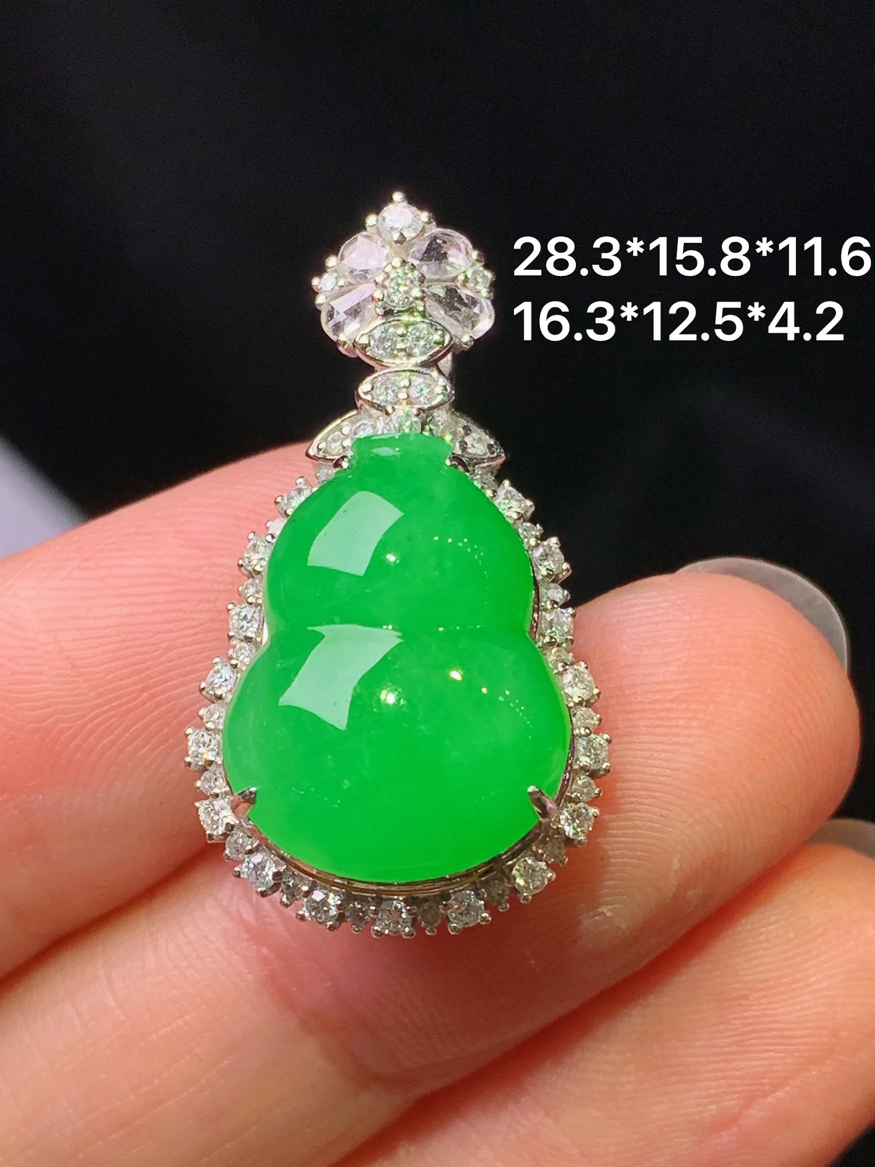 18k金钻镶嵌满绿葫芦吊坠 玉质细腻 色泽艳丽清新 整体尺寸28.3*15.8*11.6