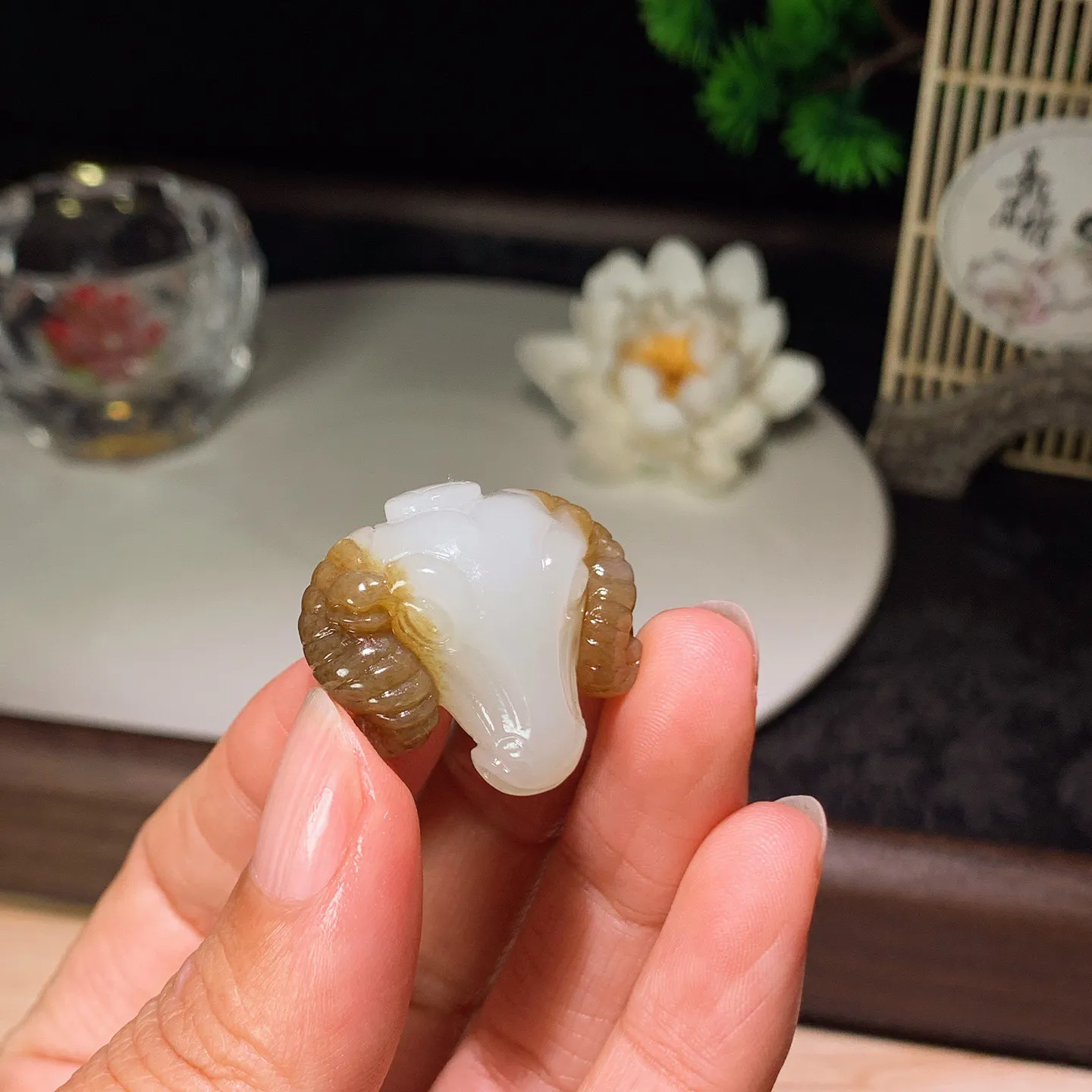 新疆和田玉羊脂白且末糖羊头挂件 尺寸26/28/11重10克。玉质细腻油润。手推出油。佩戴高端典雅。lt260207