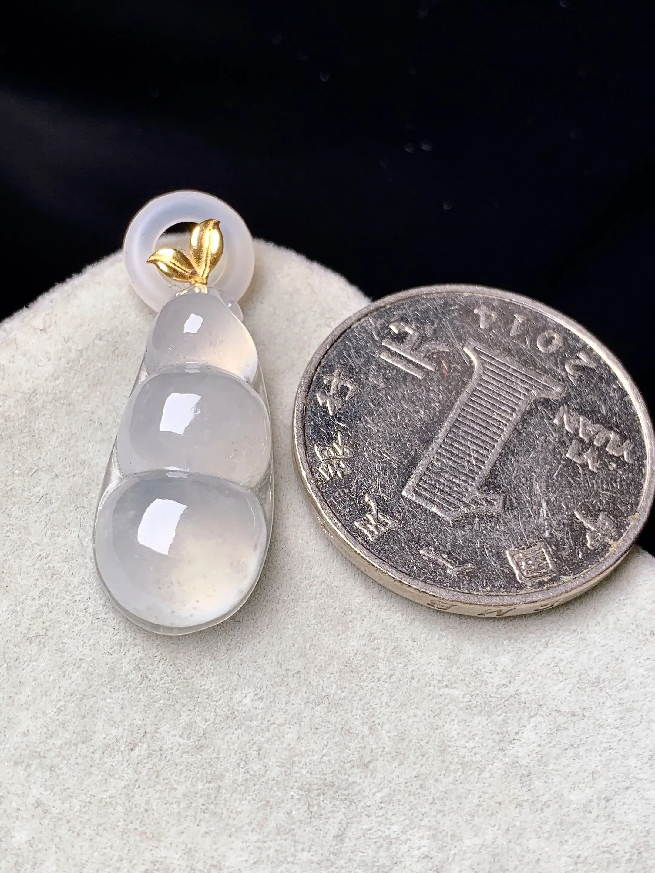 18k金镶嵌冰种四季豆吊坠 玉质细腻 色泽艳丽清新 整体尺寸28.8*11.3*6