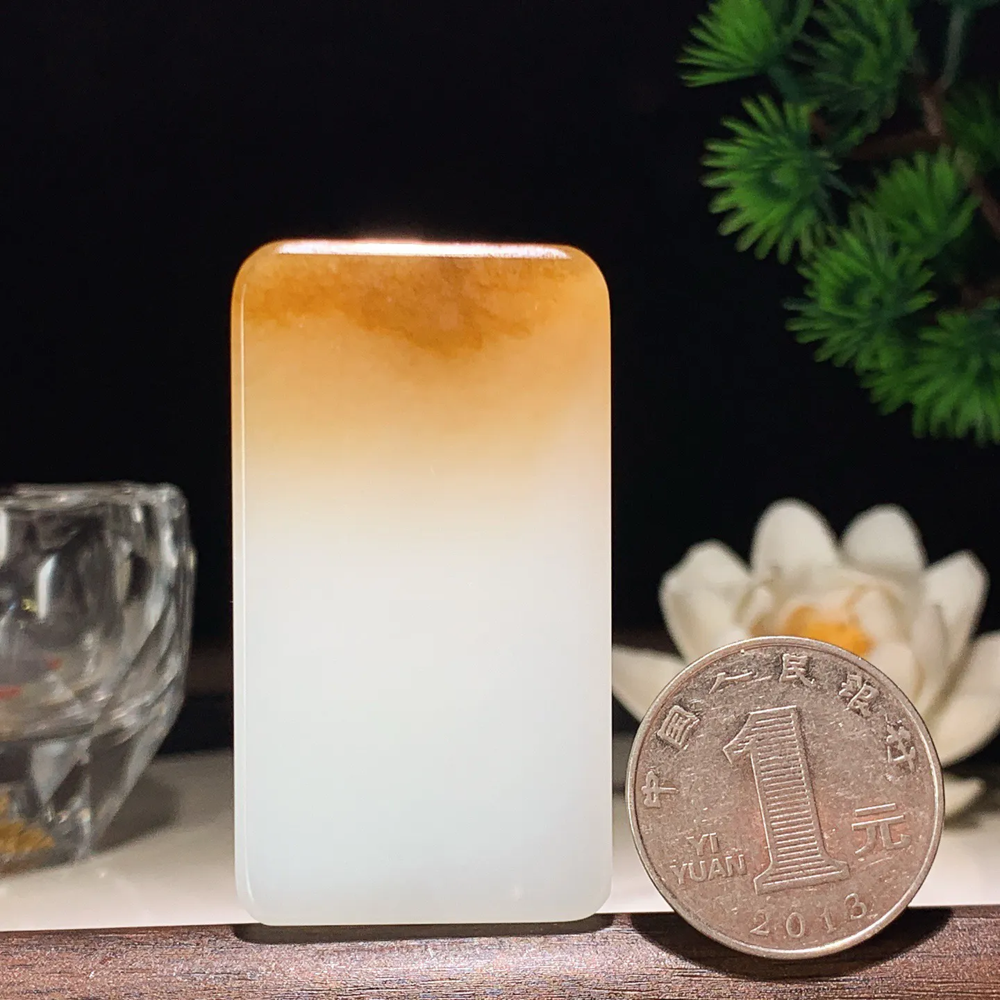 新疆和田玉白玉且末糖羊脂平安无事挂件 尺寸54/30/11重52.7克。玉质细腻油润。手推出油。佩戴高端典雅。lt260207