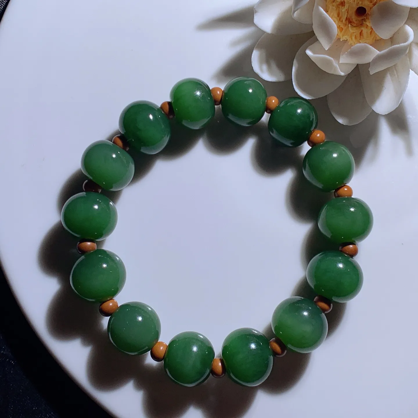 和田玉鲜阳绿俄罗斯碧玉苹果珠手串 单颗尺寸12/14重62克。玉质细腻油润。手推出油。佩戴高端典雅。lt260206