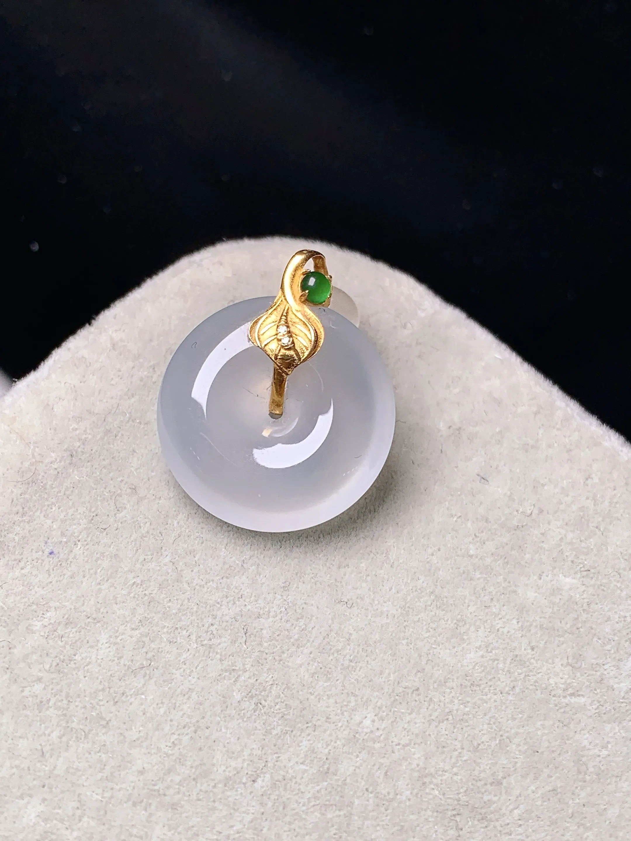 18k金镶嵌冰种平安扣吊坠 玉质细腻 色泽艳丽清新 整体尺寸18*14.8*4.2