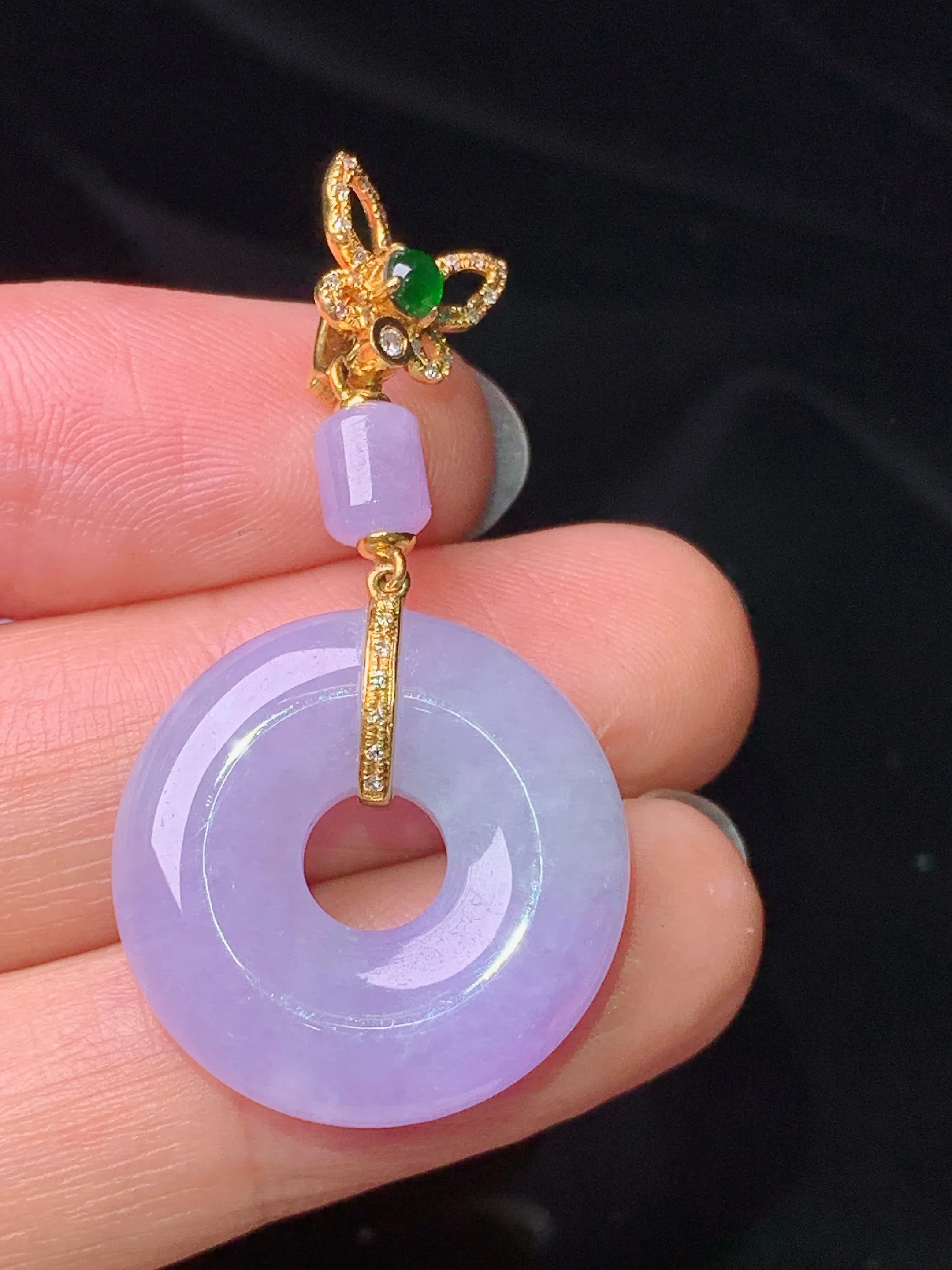 18k金钻镶嵌紫罗兰平安环吊坠 玉质细腻 色泽艳丽清新 整体尺寸40.2*21.3*5.6