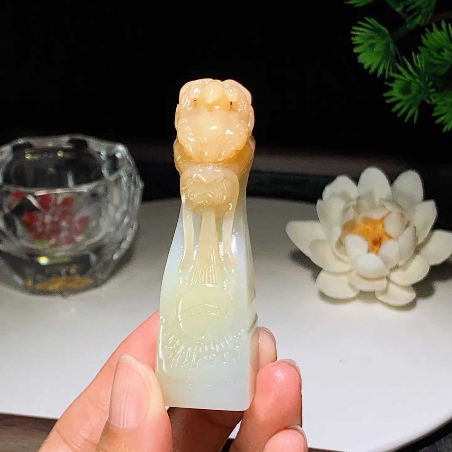 新疆和田玉羊脂白且末糖龙佑一方印章 尺寸69/20/20重55克。玉质细腻油润。手推出油。佩戴高端典雅。lt260207