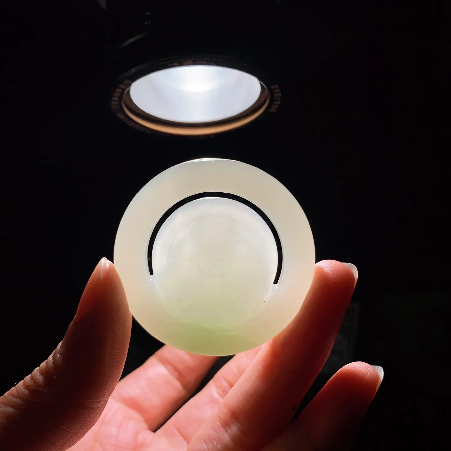 和田玉青海翠翠青佛引福来圆牌挂件 尺寸47/9重32克。玉质细腻油润。手推出油。佩戴高端典雅。lt260207