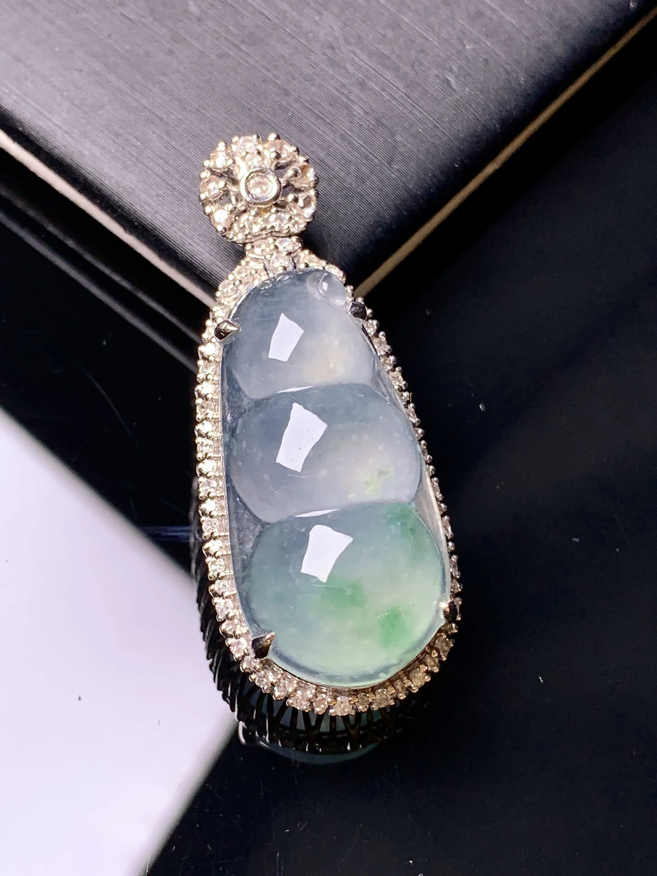 18k金钻镶嵌冰种四季豆吊坠 玉质细腻 色泽艳丽清新 整体尺寸37.6*15.5*10.8