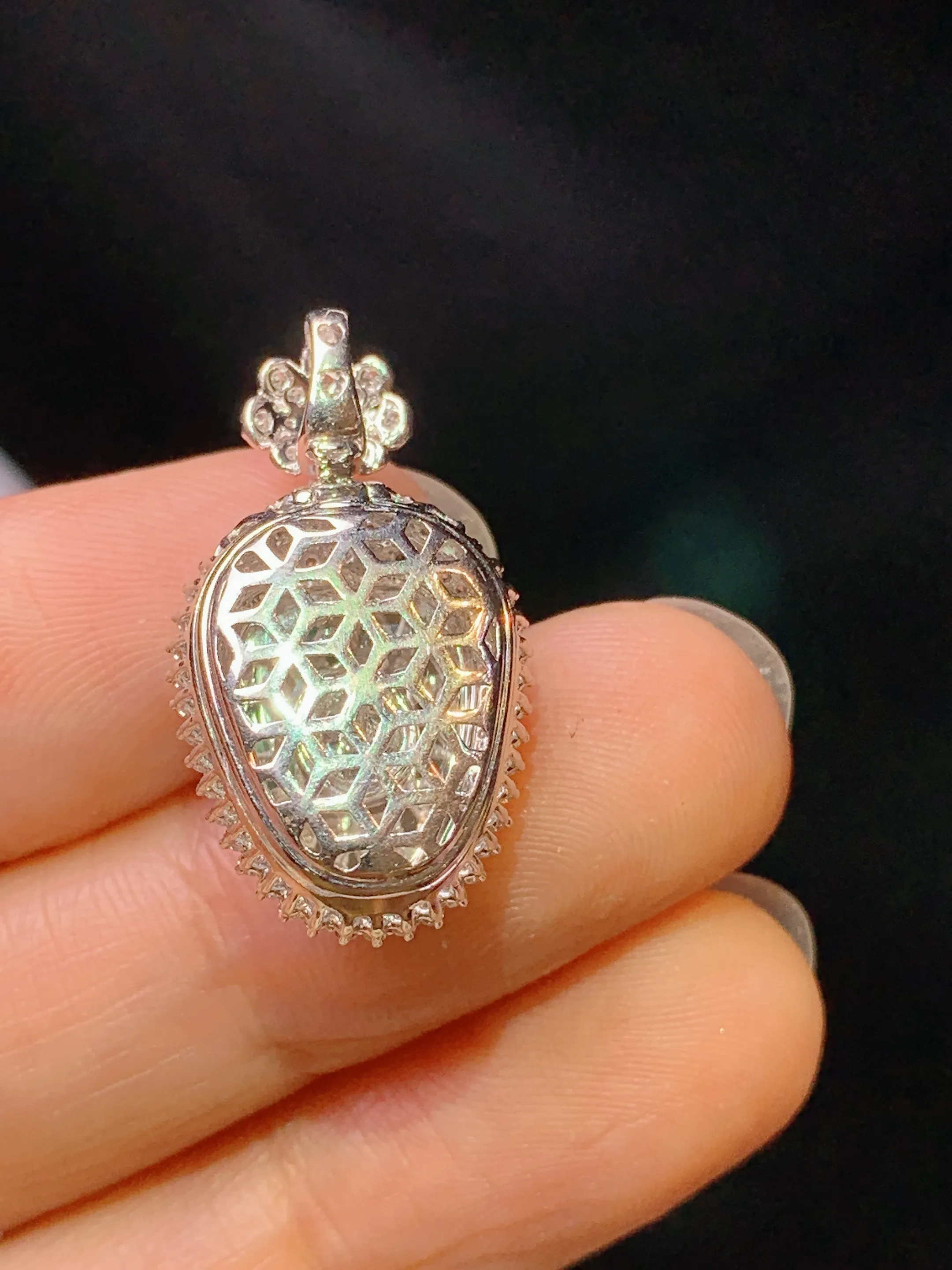 18k金钻镶嵌满绿树叶吊坠 玉质细腻 色泽艳丽清新 整体尺寸25.5*14.3*8.8