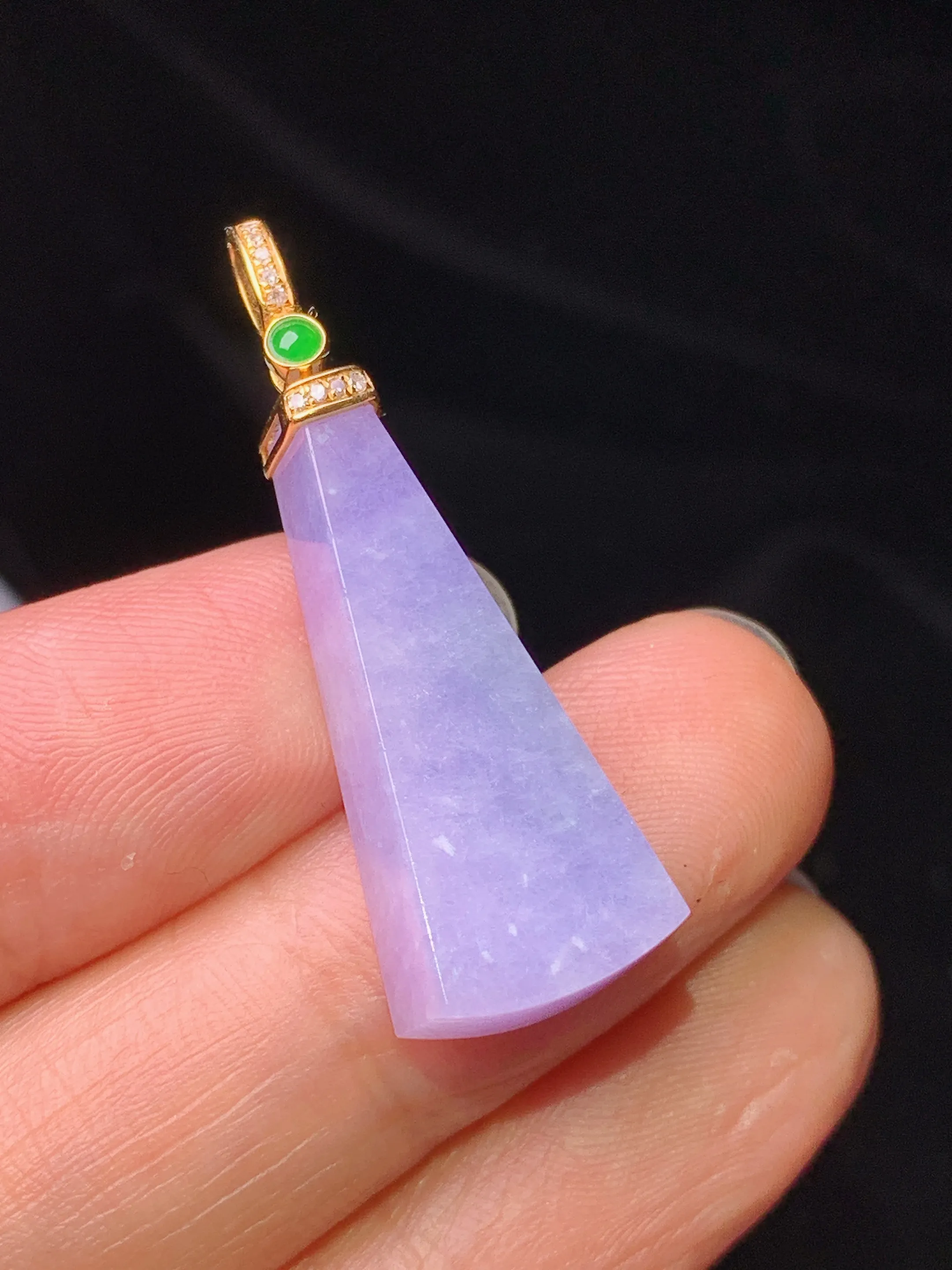 18k金钻镶嵌紫罗兰无事牌吊坠 玉质细腻 色泽艳丽清新 整体尺寸34.2*11.6*6