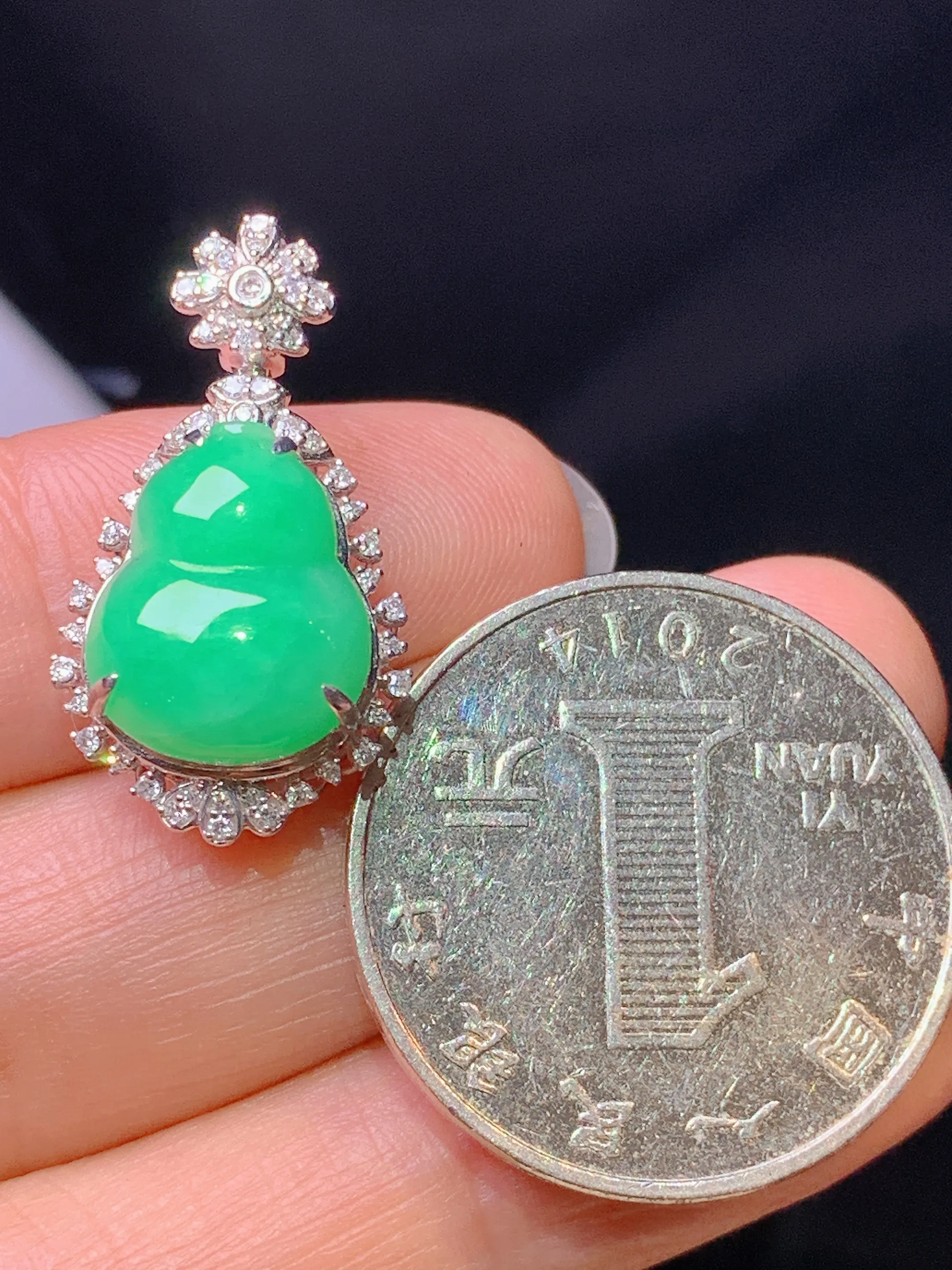 18k金钻镶嵌翠绿葫芦吊坠 玉质细腻 色泽艳丽清新 整体尺寸25.2*14*9.5