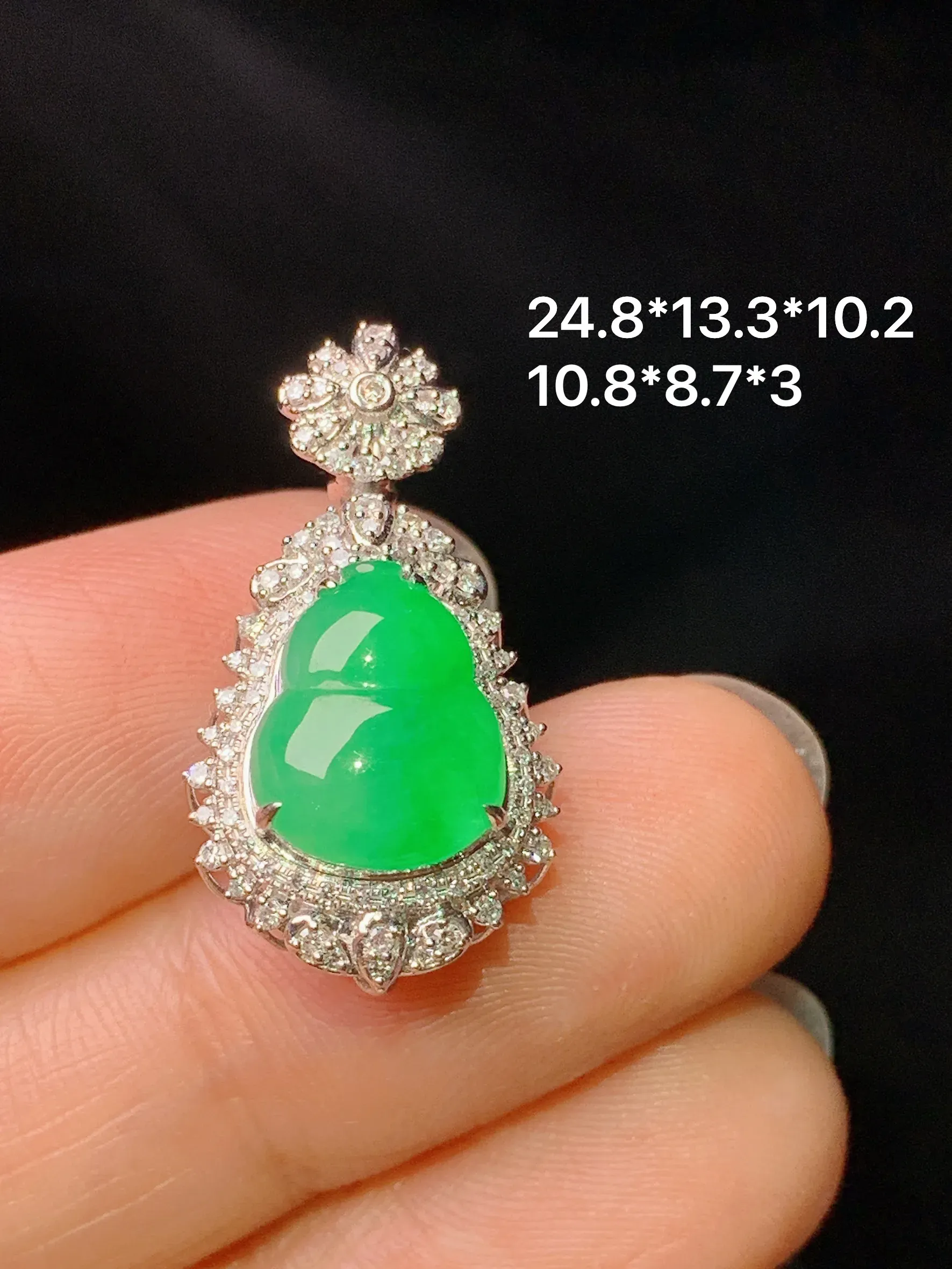 18k金钻镶嵌翠绿葫芦吊坠 玉质细腻 色泽艳丽清新 整体尺寸24.8*13.3*10.2