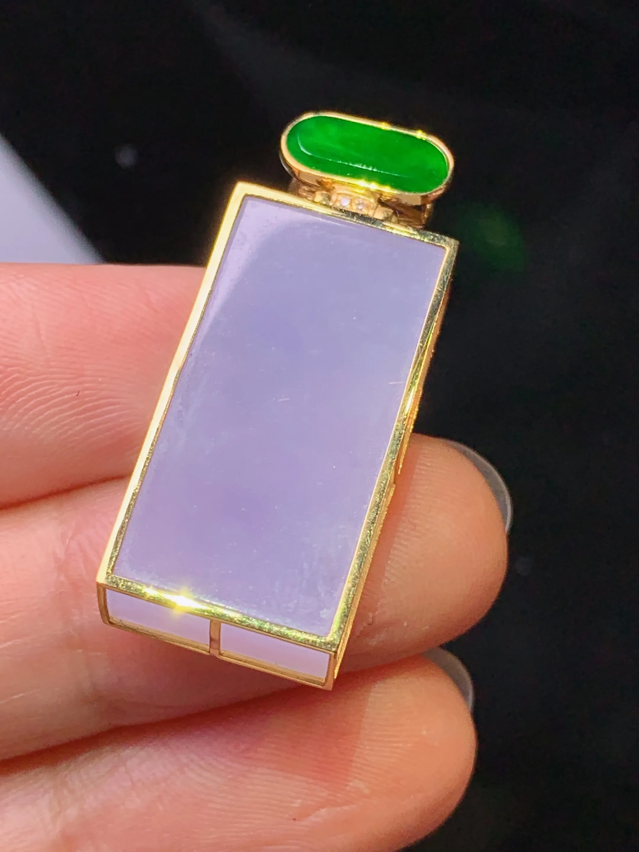 18k金镶嵌紫罗兰无事牌吊坠 玉质细腻 色泽艳丽清新 整体尺寸32.7*12.8*5.8