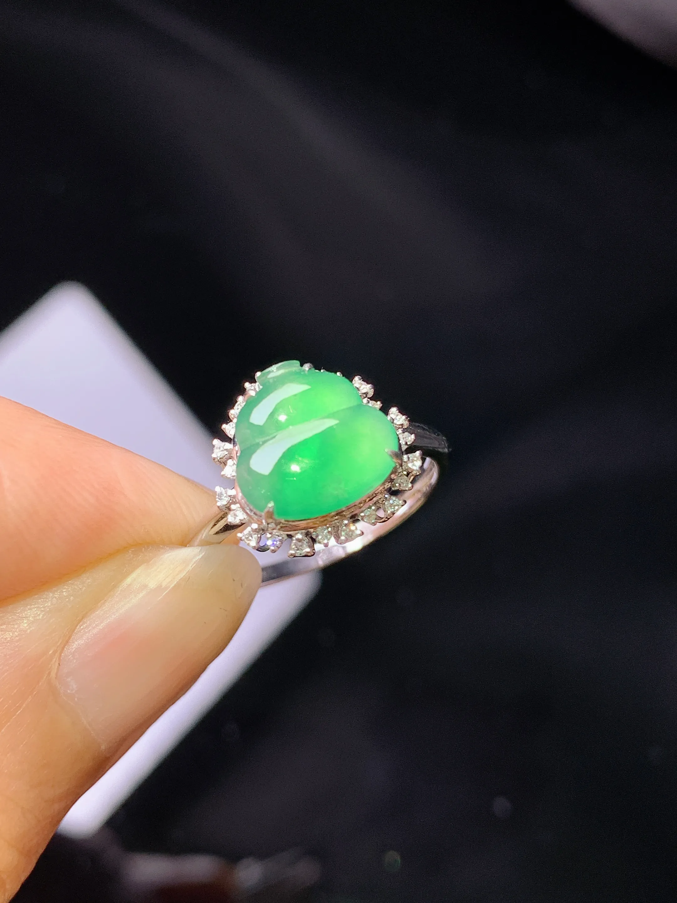 18k金钻镶嵌翠绿葫芦戒指 玉质细腻 色泽艳丽清新 圈口12.5 整体尺寸11.5*12*7