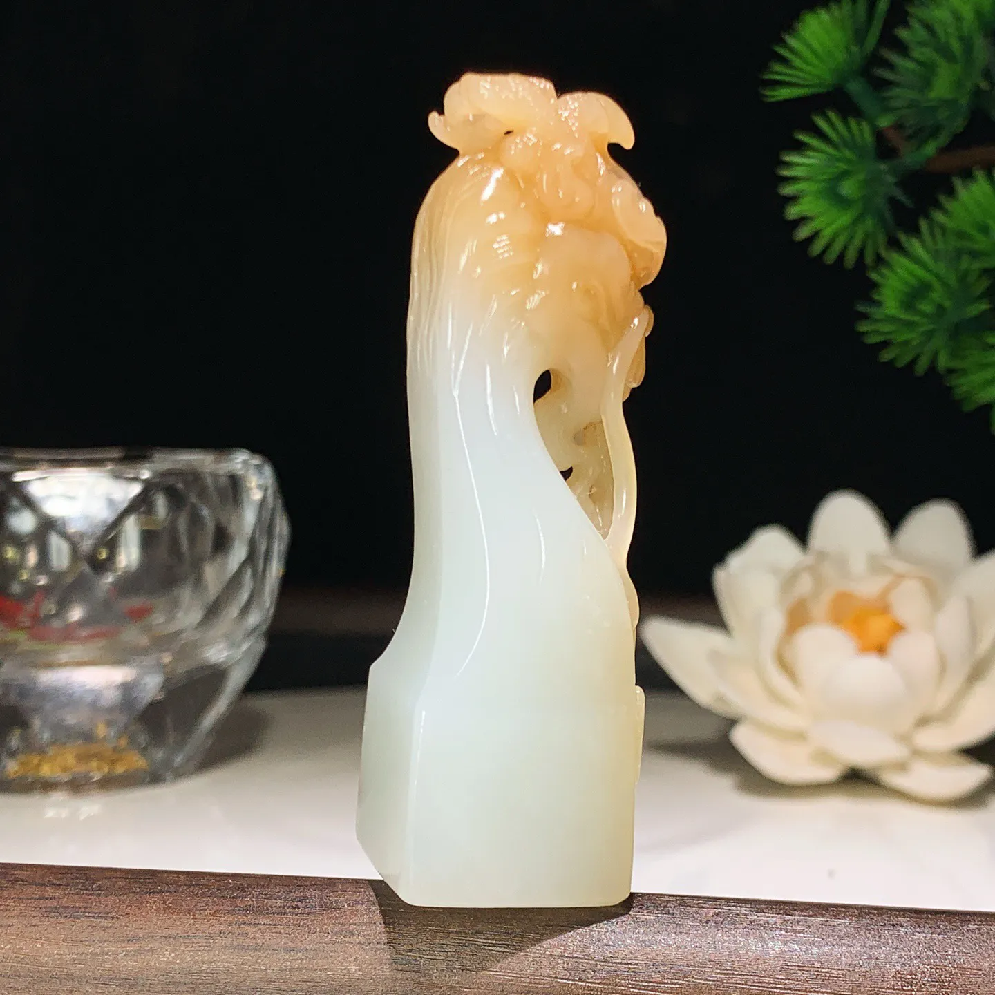 新疆和田玉羊脂白且末糖龙佑一方印章 尺寸69/20/20重55克。玉质细腻油润。手推出油。佩戴高端典