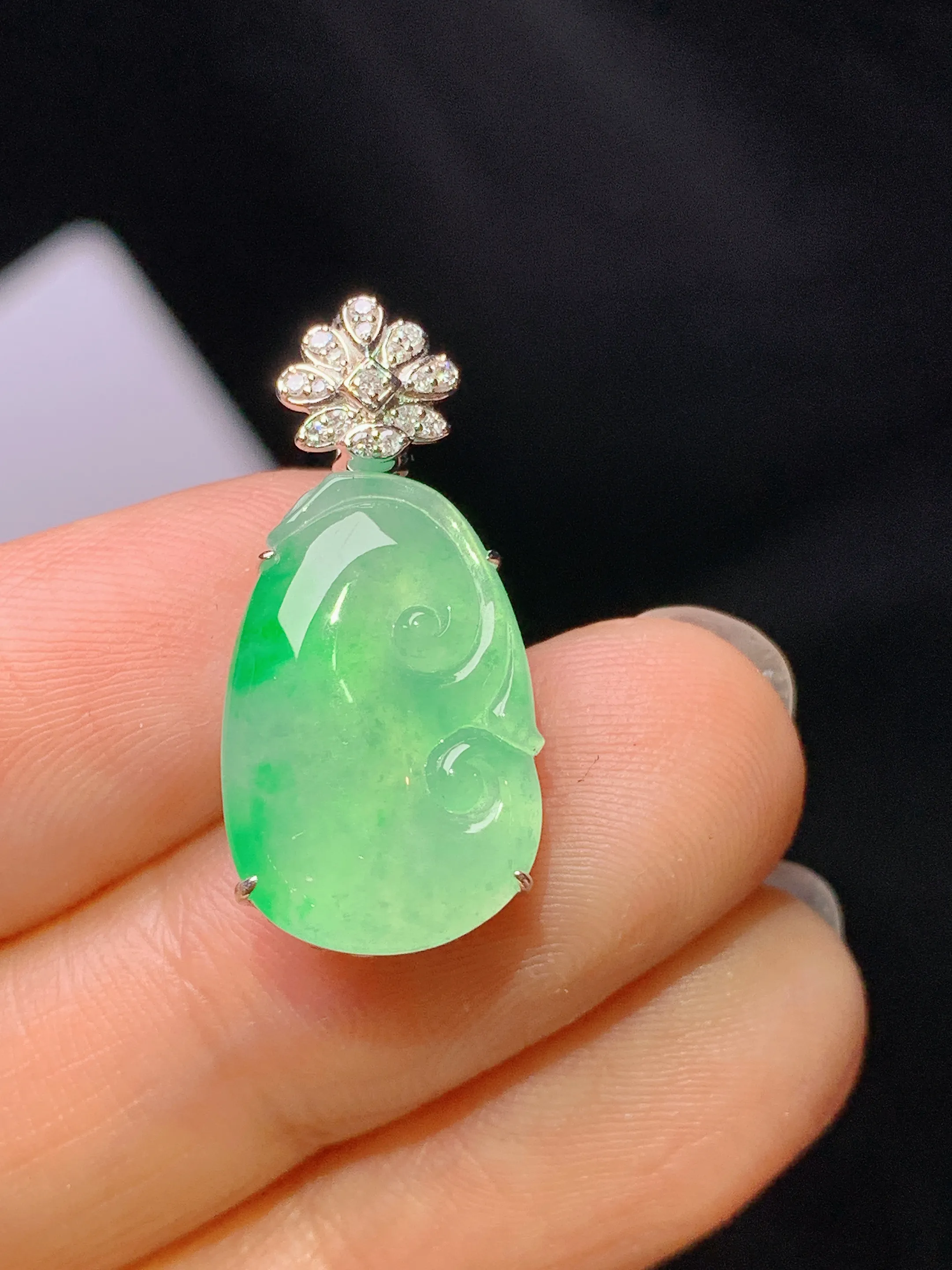 18k金钻镶嵌翠绿如意吊坠 玉质细腻 色泽艳丽清新 整体尺寸24.5*11.5*5.6