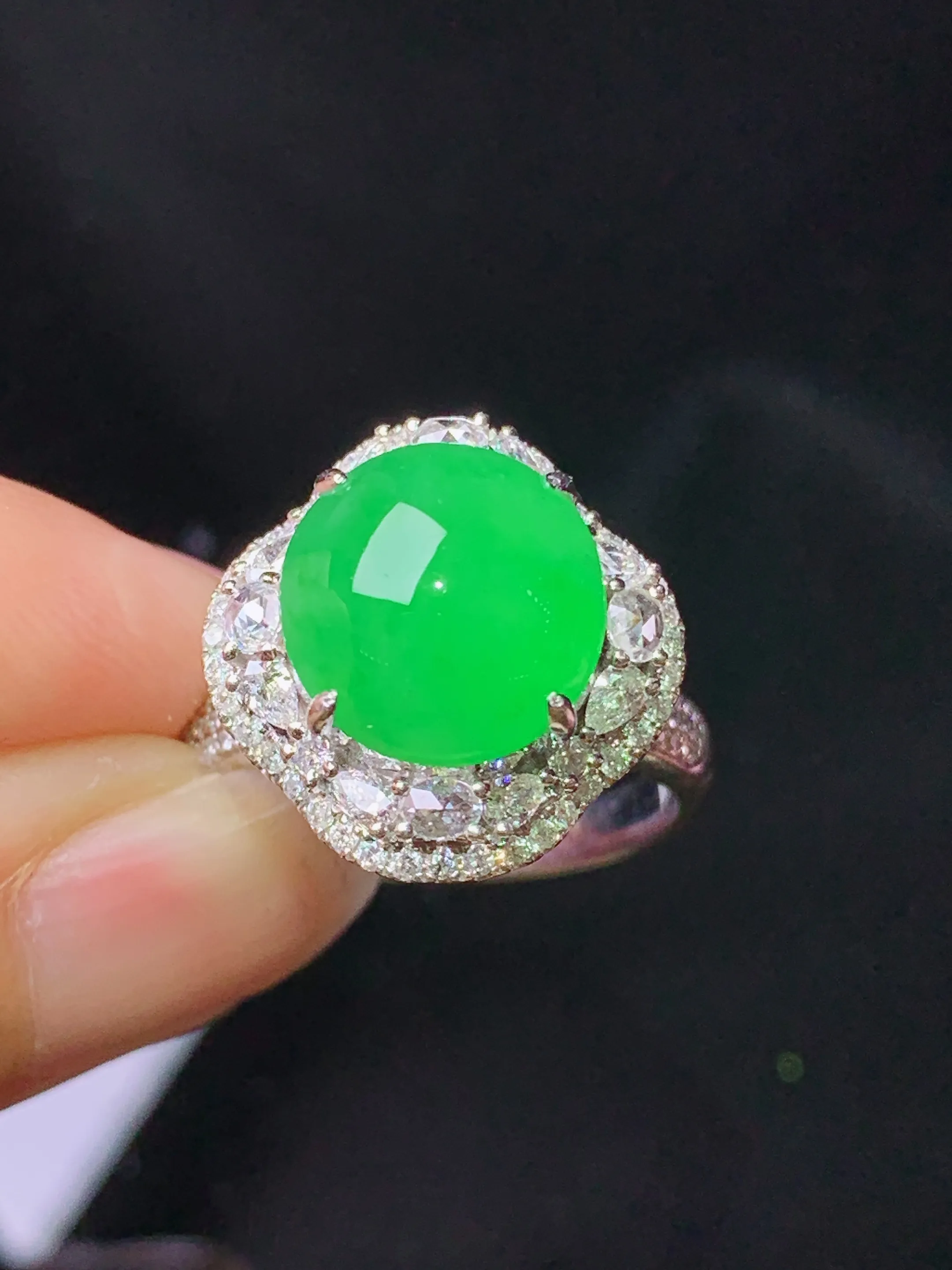 18k金钻镶嵌满绿蛋面戒指  玉质细腻 色泽艳丽清新 圈口15 整体尺寸16.5*16.2*13.3