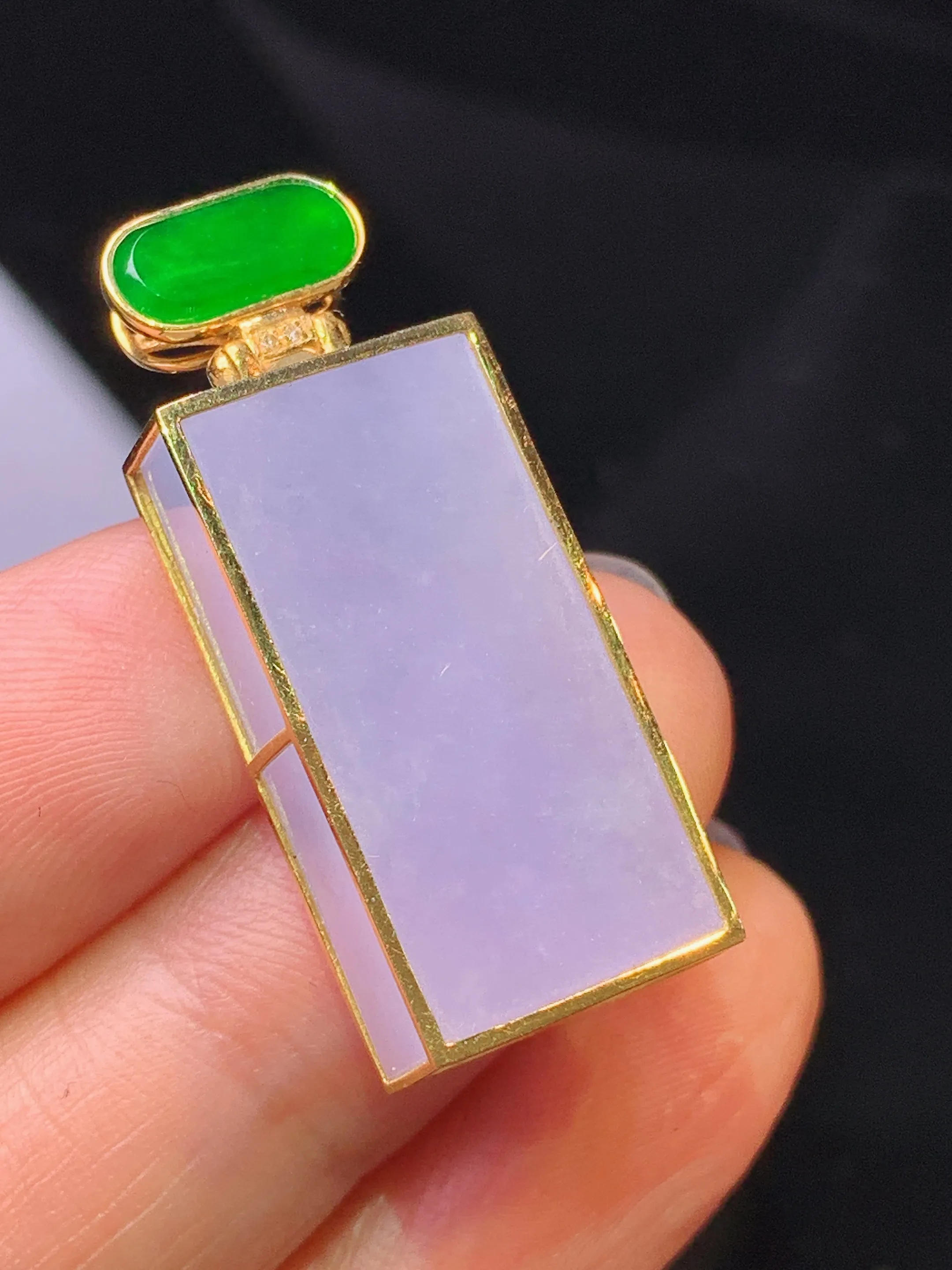 18k金镶嵌紫罗兰无事牌吊坠 玉质细腻 色泽艳丽清新 整体尺寸32.7*12.8*5.8