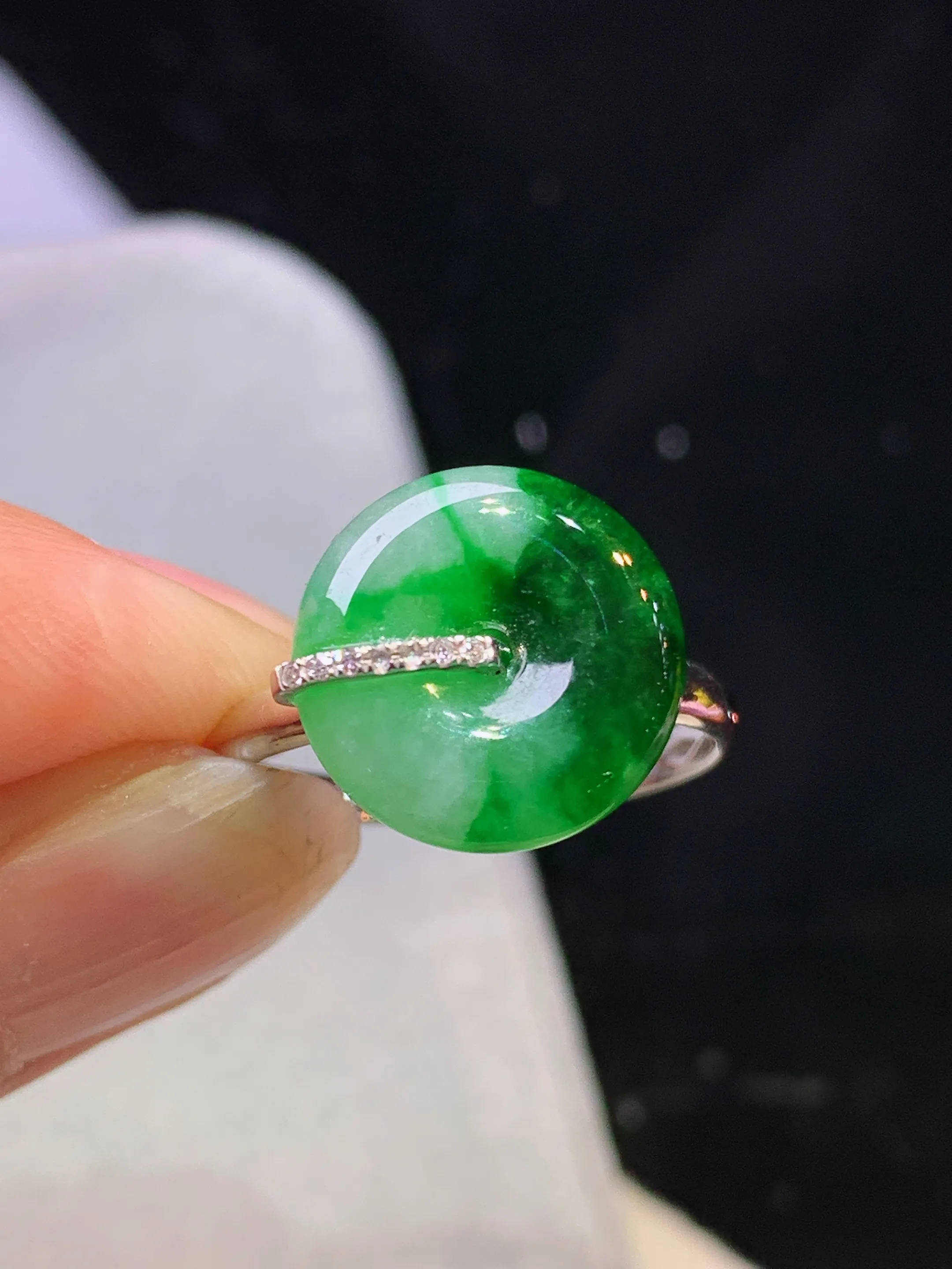 18k金钻镶嵌飘绿平安扣戒指 玉质细腻 色泽艳丽清新 圈口14 整体尺寸12.5*3.5