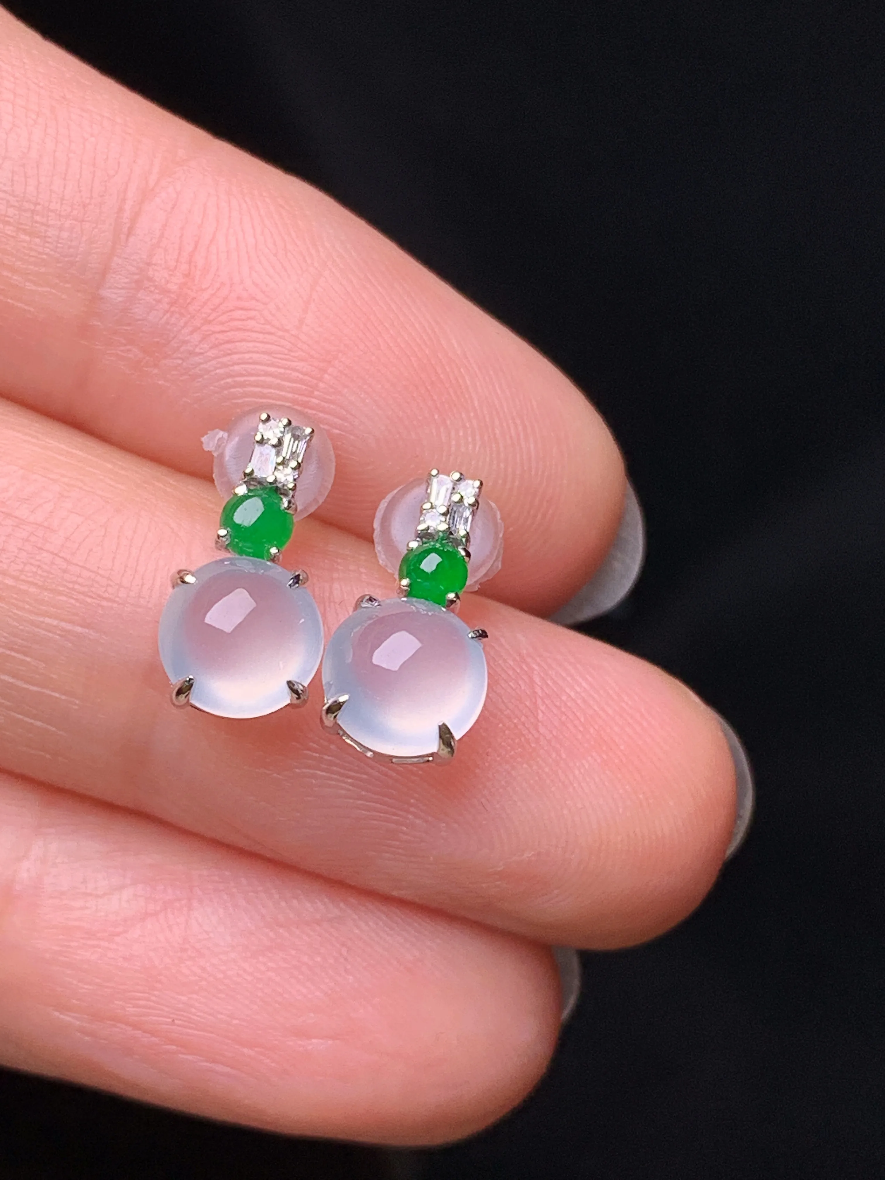 18k金钻镶嵌冰种蛋面耳钉 玉质细腻 色泽艳丽清新 整体尺寸12*6.3*5