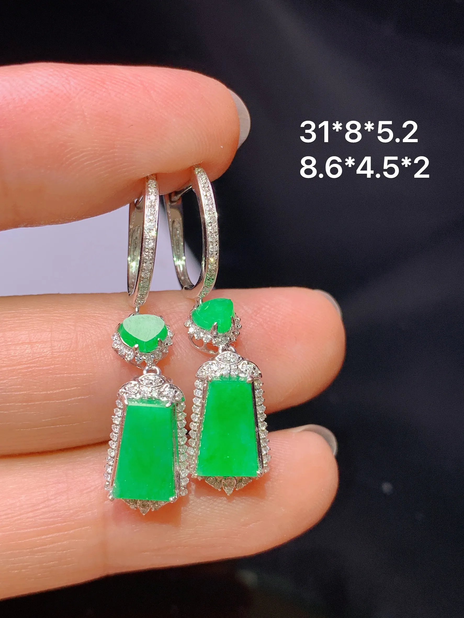 18k金钻镶嵌满绿无事牌耳坠 玉质细腻 色泽艳丽清新 整体尺寸31*8*5.2