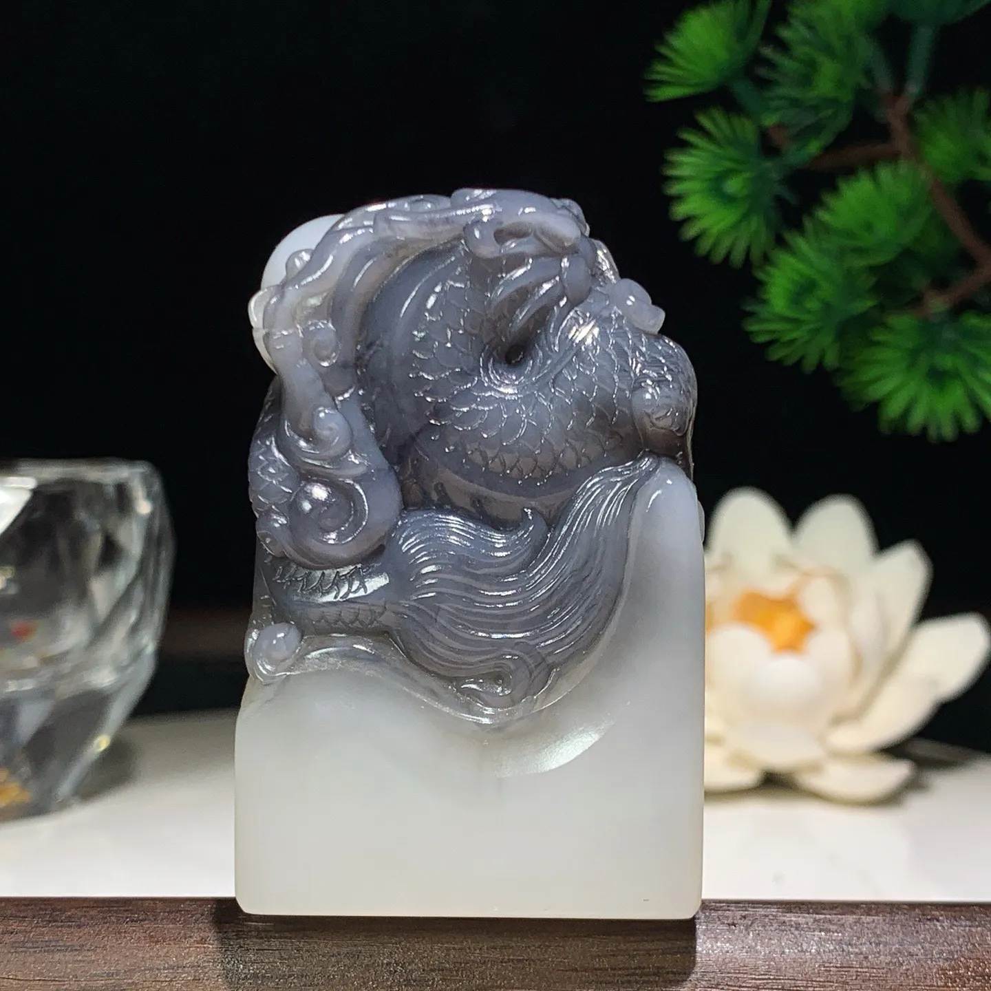 新疆和田玉羊脂白籽料青花龙佑一方印章 尺寸56/36/20重98.5克。玉质细腻油润。手推出油。佩戴高端典雅。lt260207