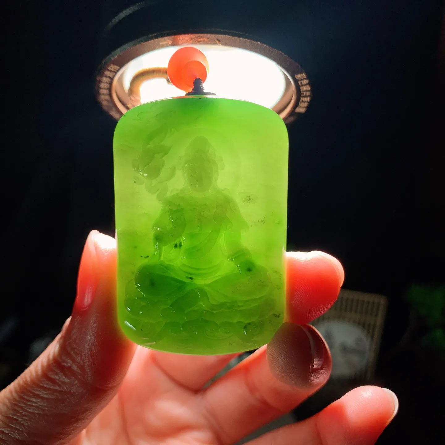 和田玉阳绿俄罗斯碧玉观音挂件。尺寸52/34/12重55.5克。玉质细腻油润。手推出油。佩戴高端典雅。lt260206