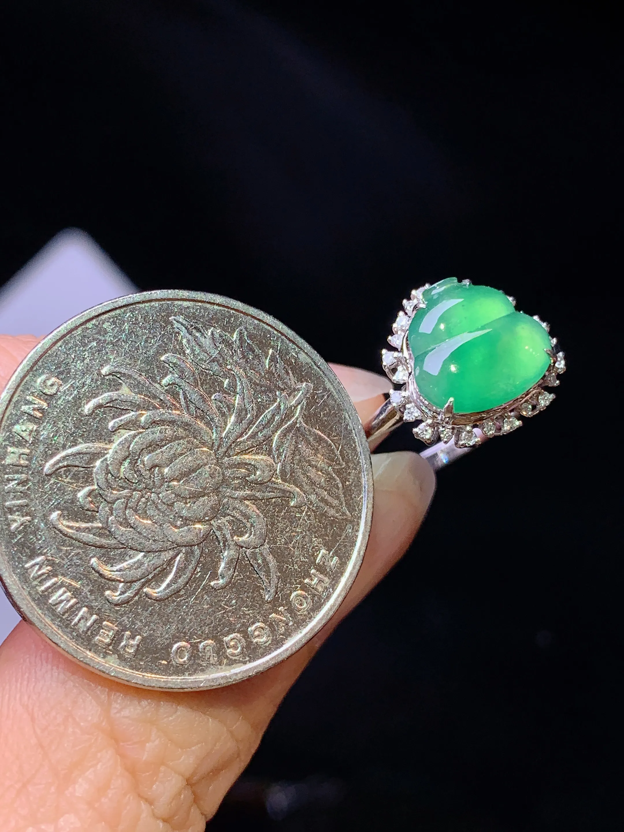 18k金钻镶嵌翠绿葫芦戒指 玉质细腻 色泽艳丽清新 圈口12.5 整体尺寸11.5*12*7