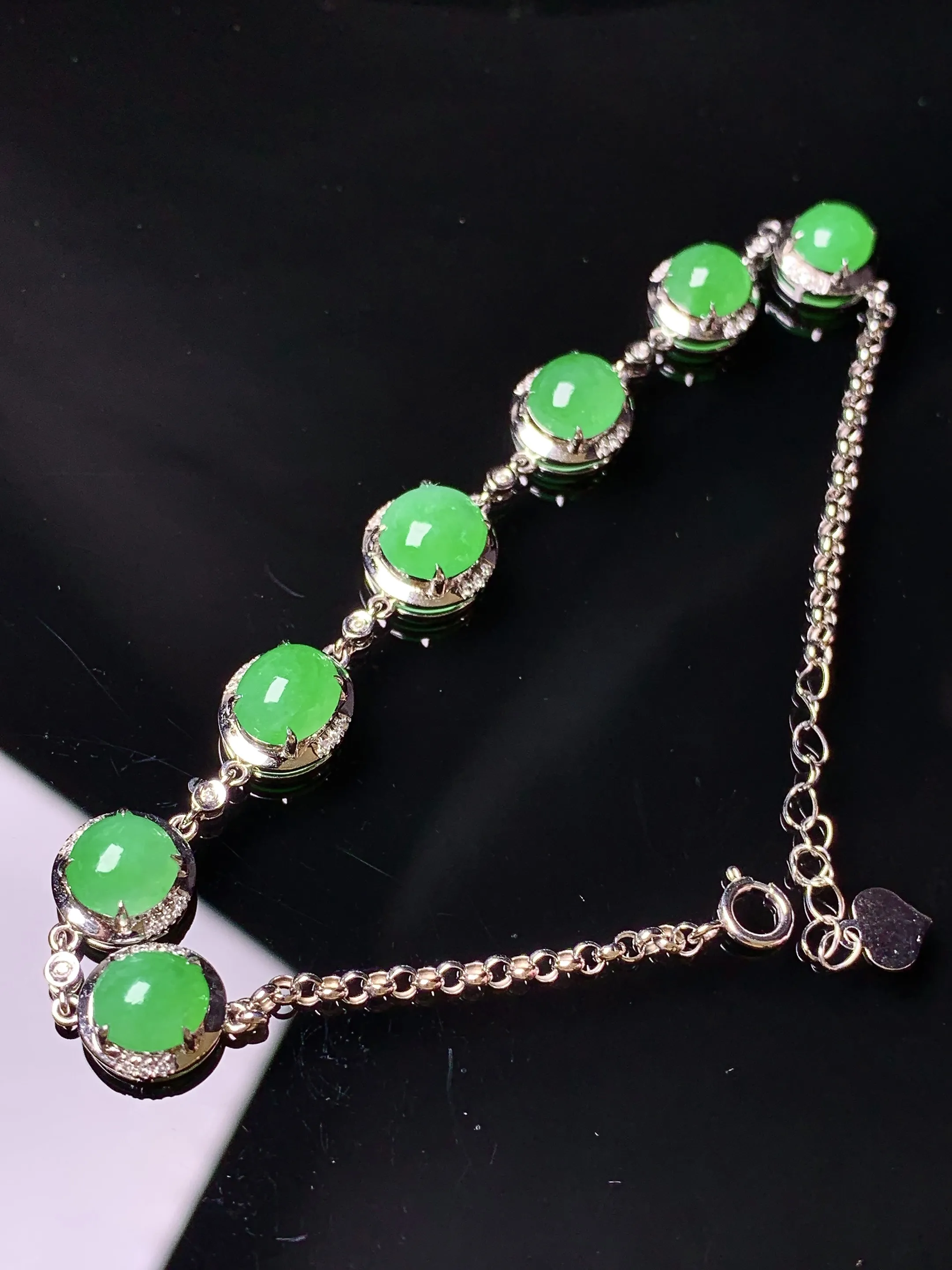 18k金钻镶嵌满绿蛋面手链 玉质细腻 色泽艳丽清新 整体尺寸93*7.8*6