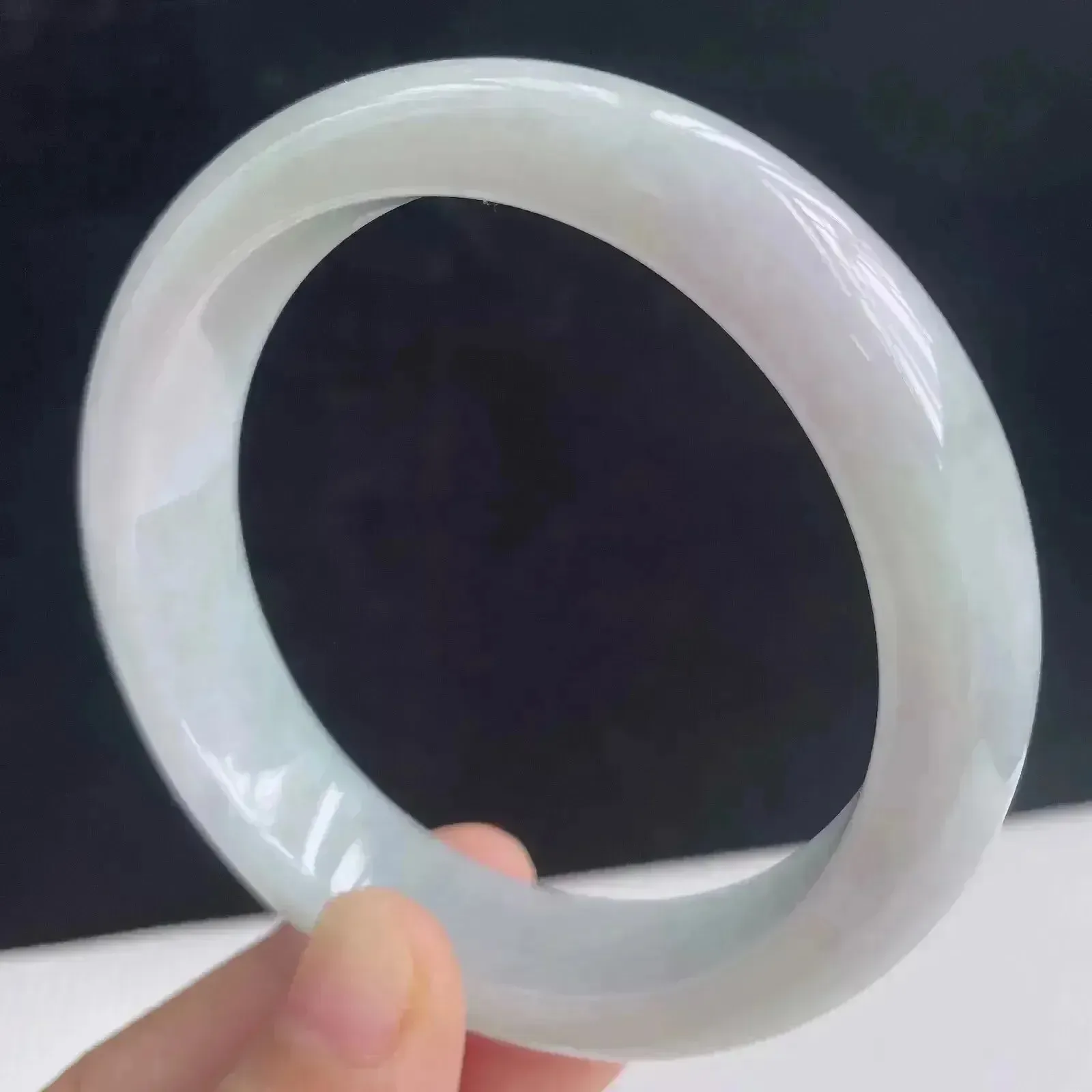 55.7mm自然光拍摄天然翡翠飘绿好种水正圈手镯 58.93克