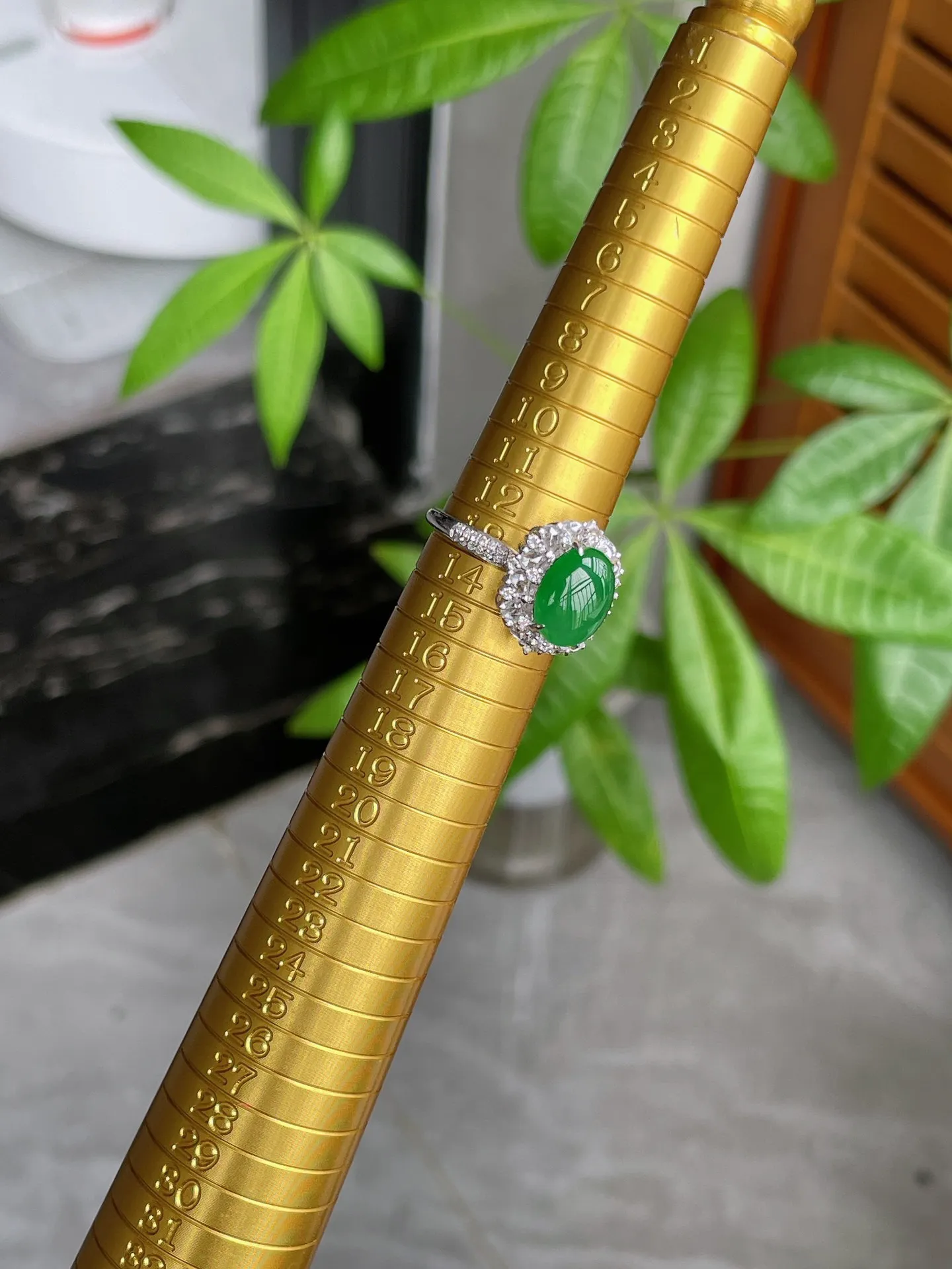 18k金钻豪镶冰绿蛋戒指
裸石10.2-8.3-3mm
S51