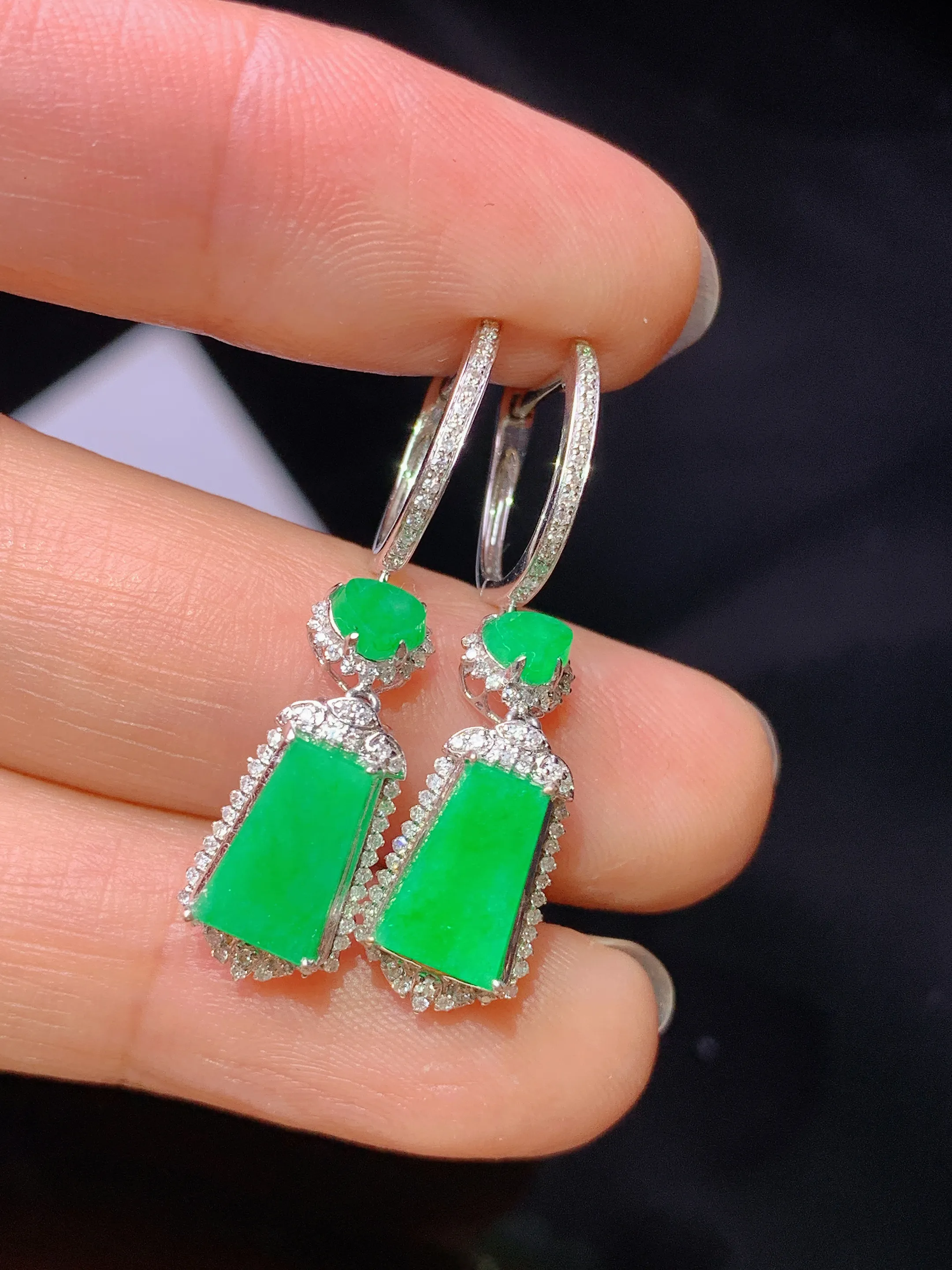 18k金钻镶嵌满绿无事牌耳坠 玉质细腻 色泽艳丽清新 整体尺寸31*8*5.2