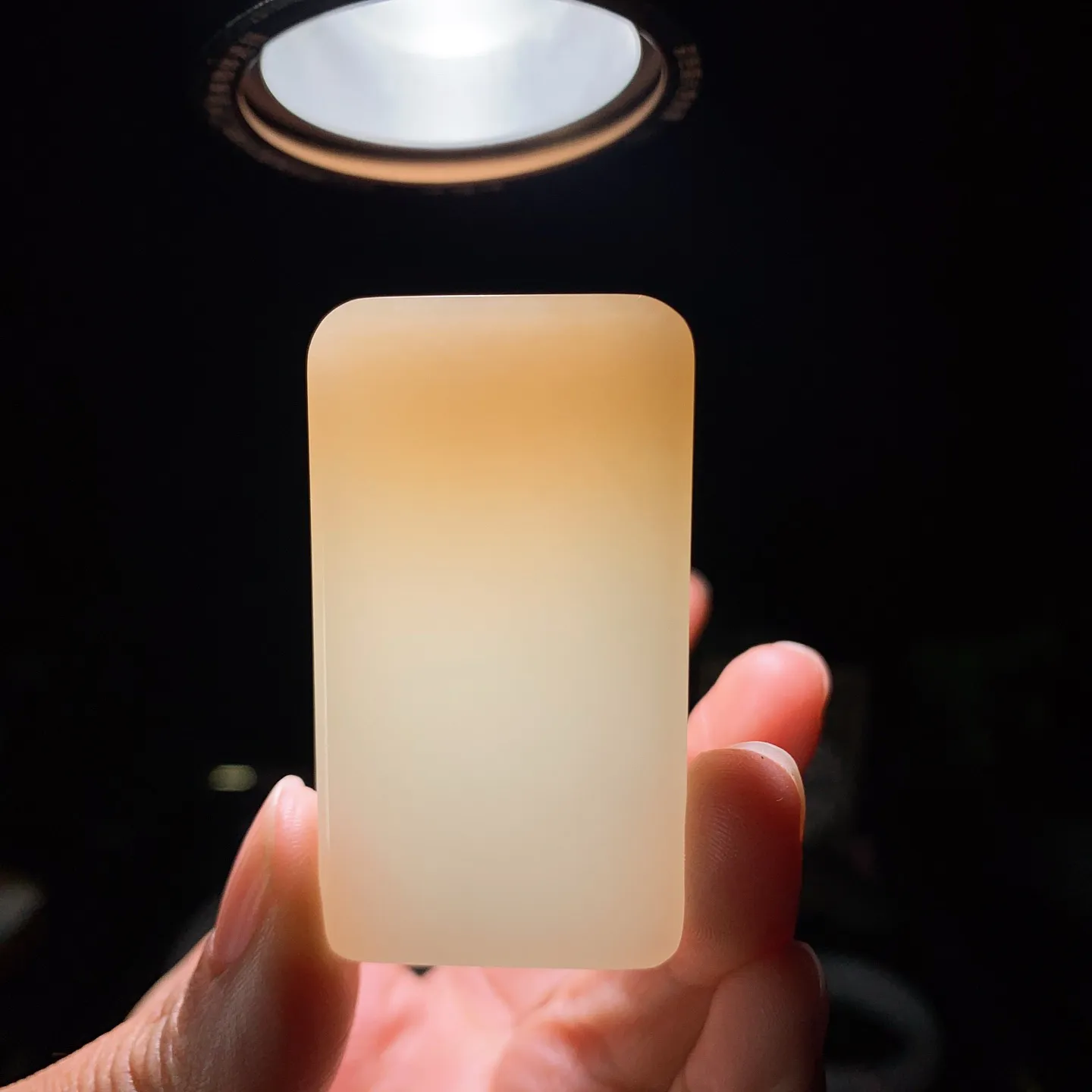 新疆和田玉白玉且末糖羊脂平安无事挂件 尺寸54/30/11重52.7克。玉质细腻油润。手推出油。佩戴高端典雅。lt260207