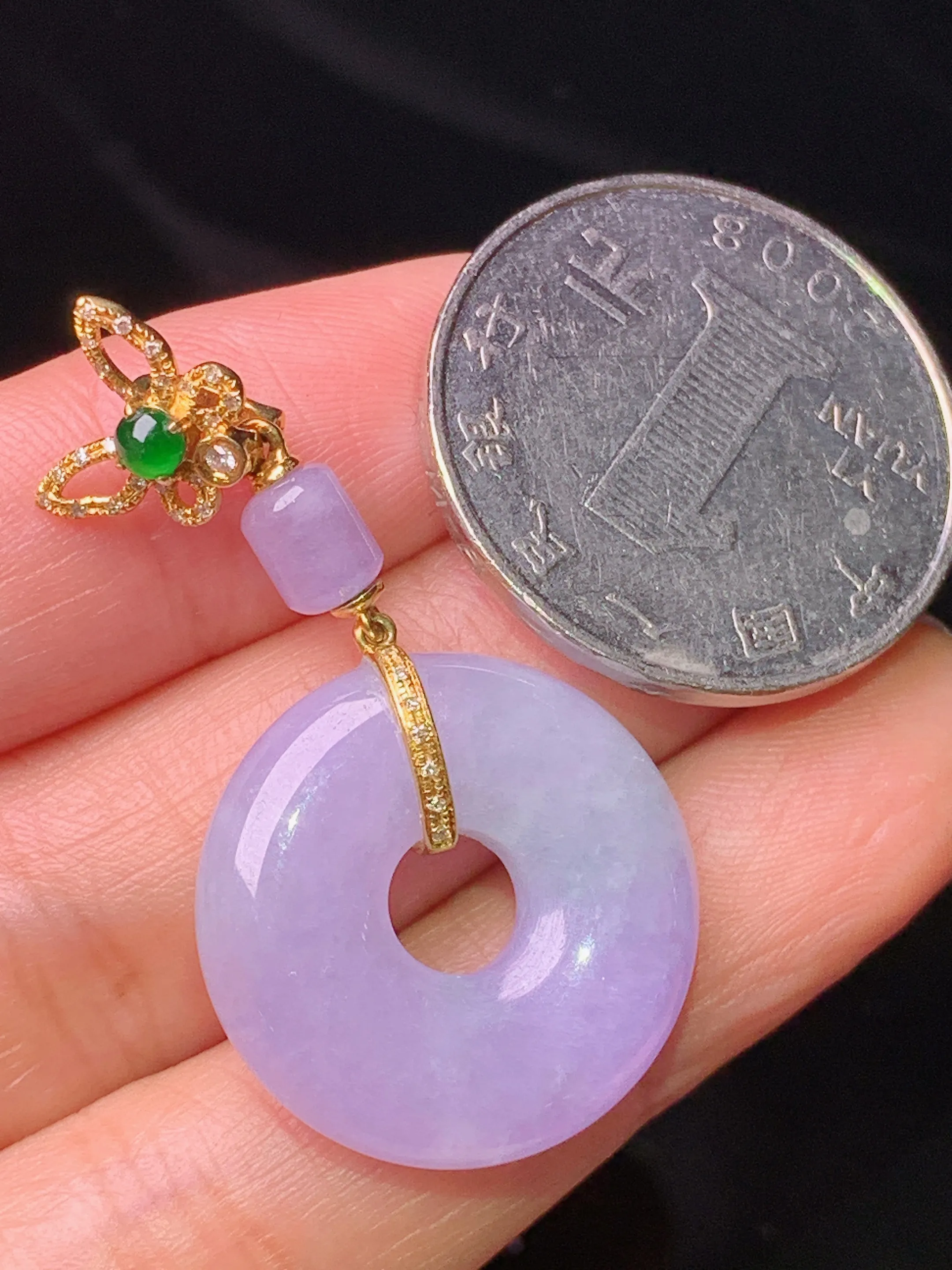 18k金钻镶嵌紫罗兰平安环吊坠 玉质细腻 色泽艳丽清新 整体尺寸40.2*21.3*5.6