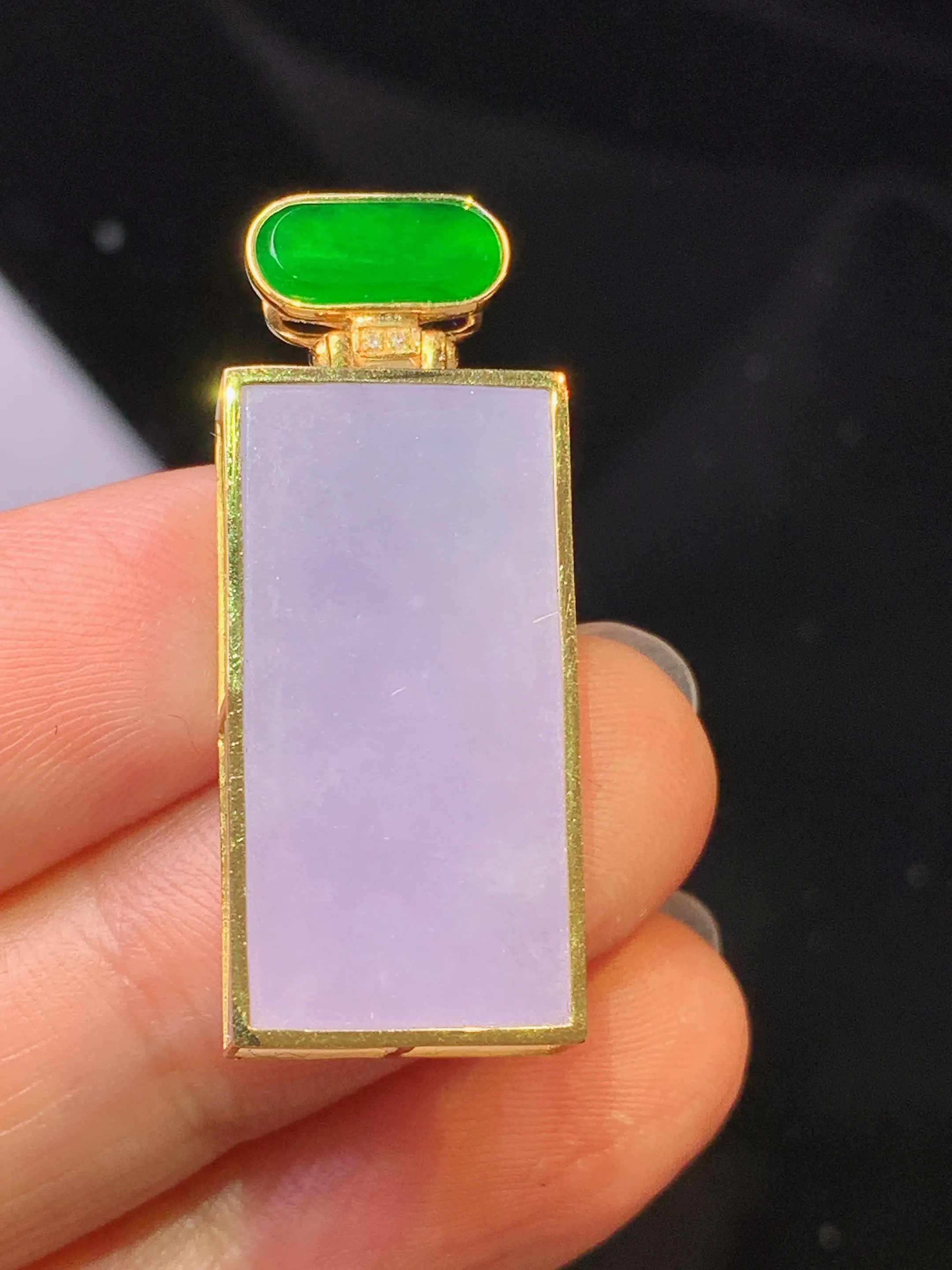 18k金镶嵌紫罗兰无事牌吊坠 玉质细腻 色泽艳丽清新 整体尺寸32.7*12.8*5.8