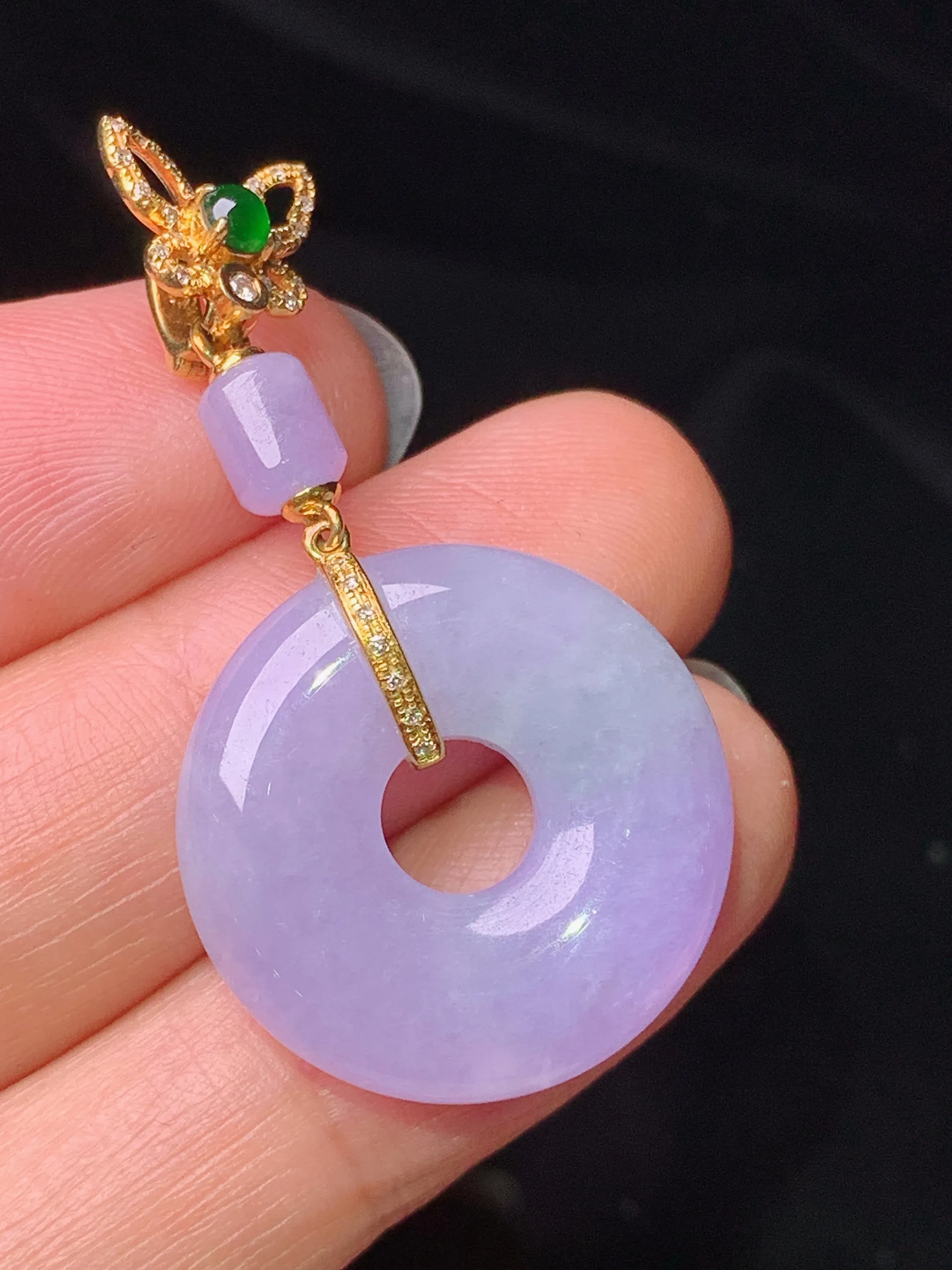 18k金钻镶嵌紫罗兰平安环吊坠 玉质细腻 色泽艳丽清新 整体尺寸40.2*21.3*5.6