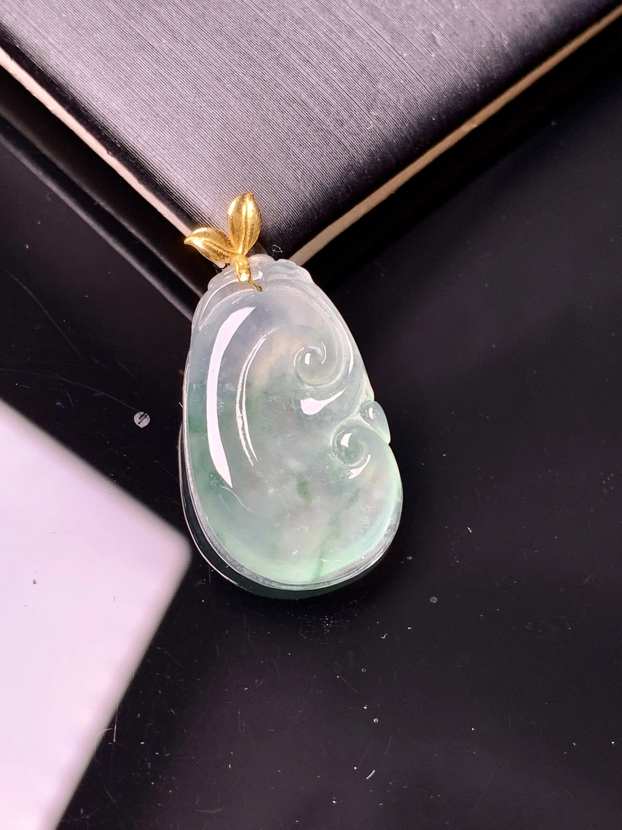 18k金镶嵌吊坠 玉质细腻 色泽艳丽清新 整体尺寸26.7*14.2*3.8