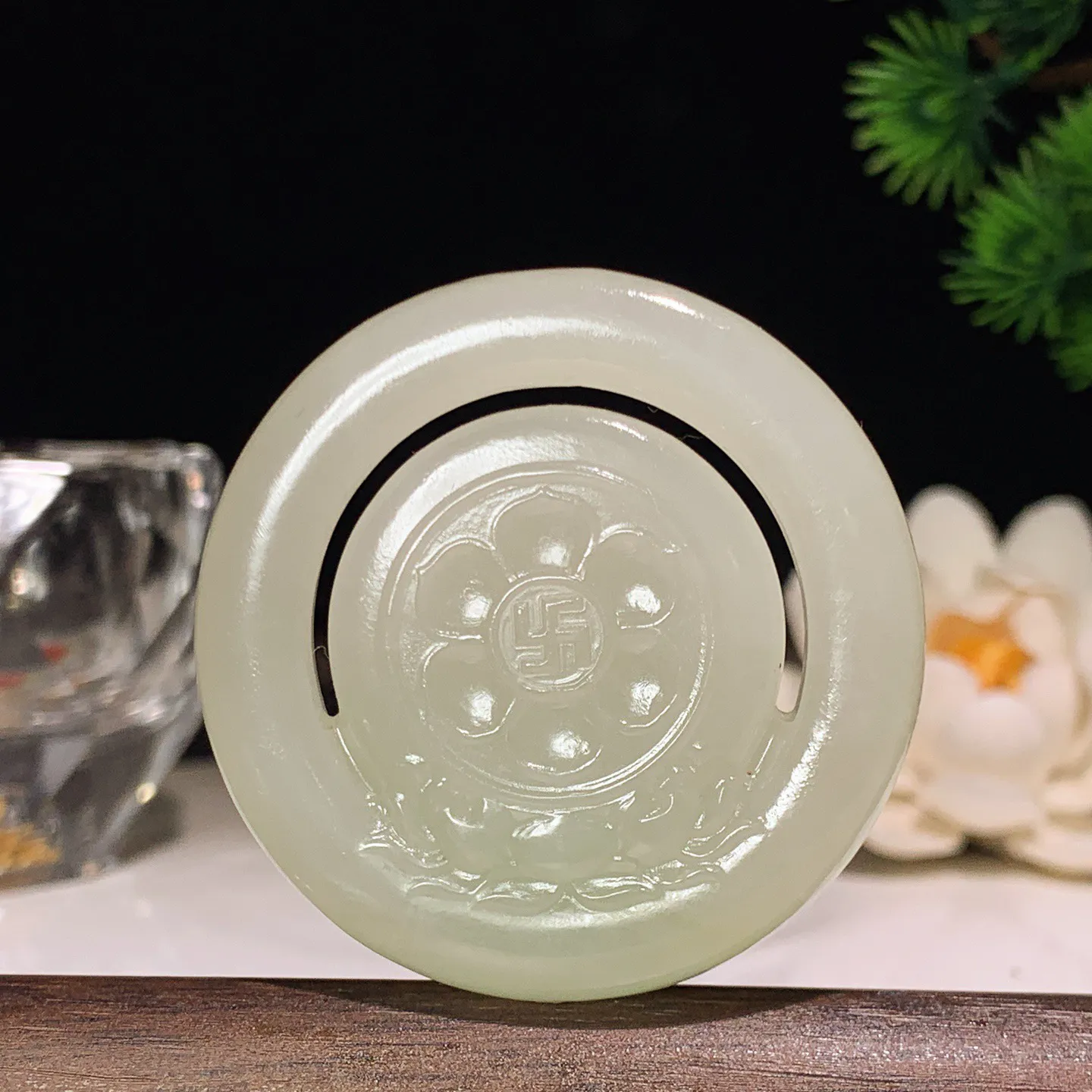 和田玉青海翠翠青佛引福来圆牌挂件 尺寸47/9重32克。玉质细腻油润。手推出油。佩戴高端典雅。lt260207